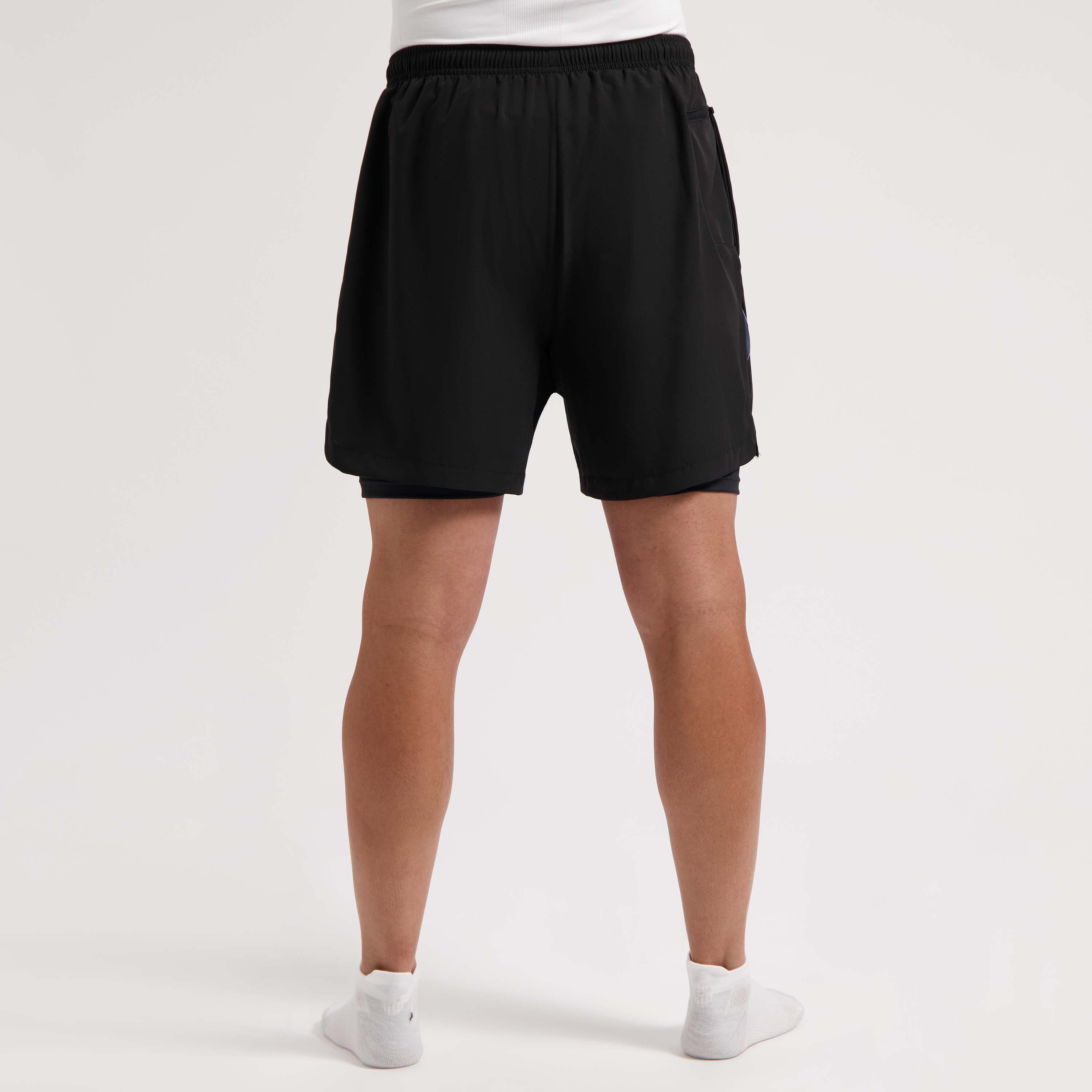 Rogelli Essential 2-in-1 korte hardloopbroek heren zwart gedragen achterkant.