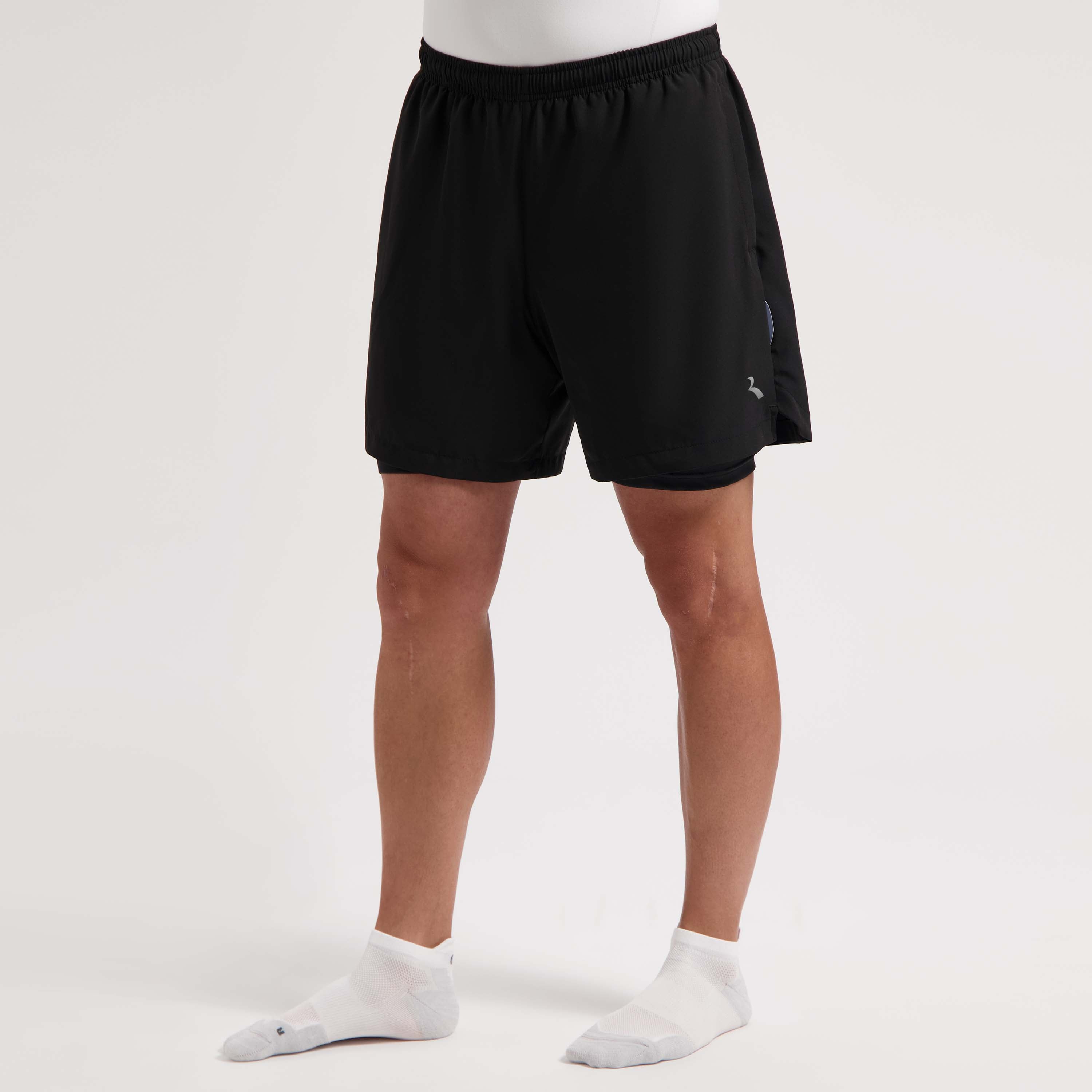 Rogelli Essential 2-in-1 korte hardloopbroek heren zwart gedragen voorkant.