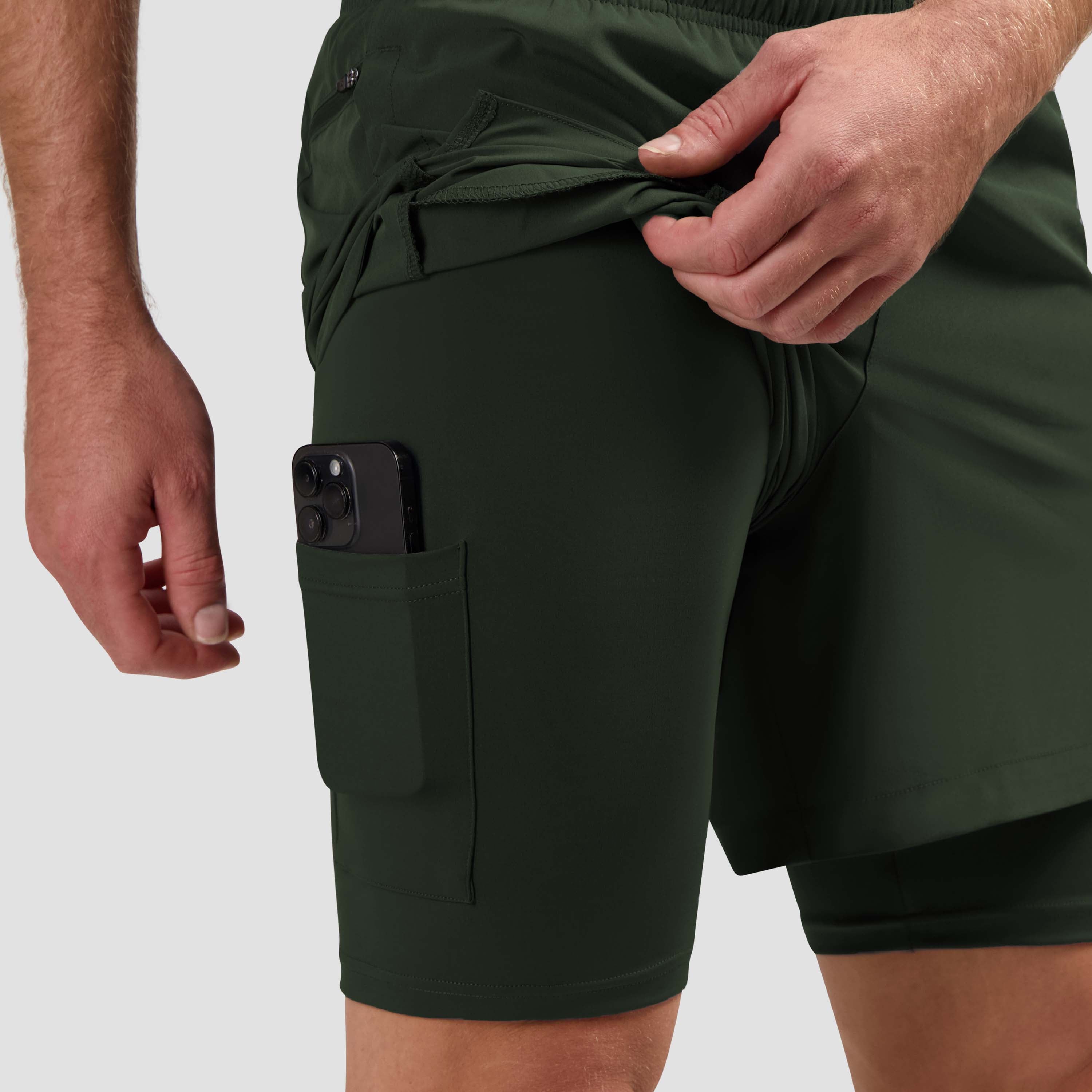 Détail du short de running Essential 2-en-1 Homme vert avec des poches.