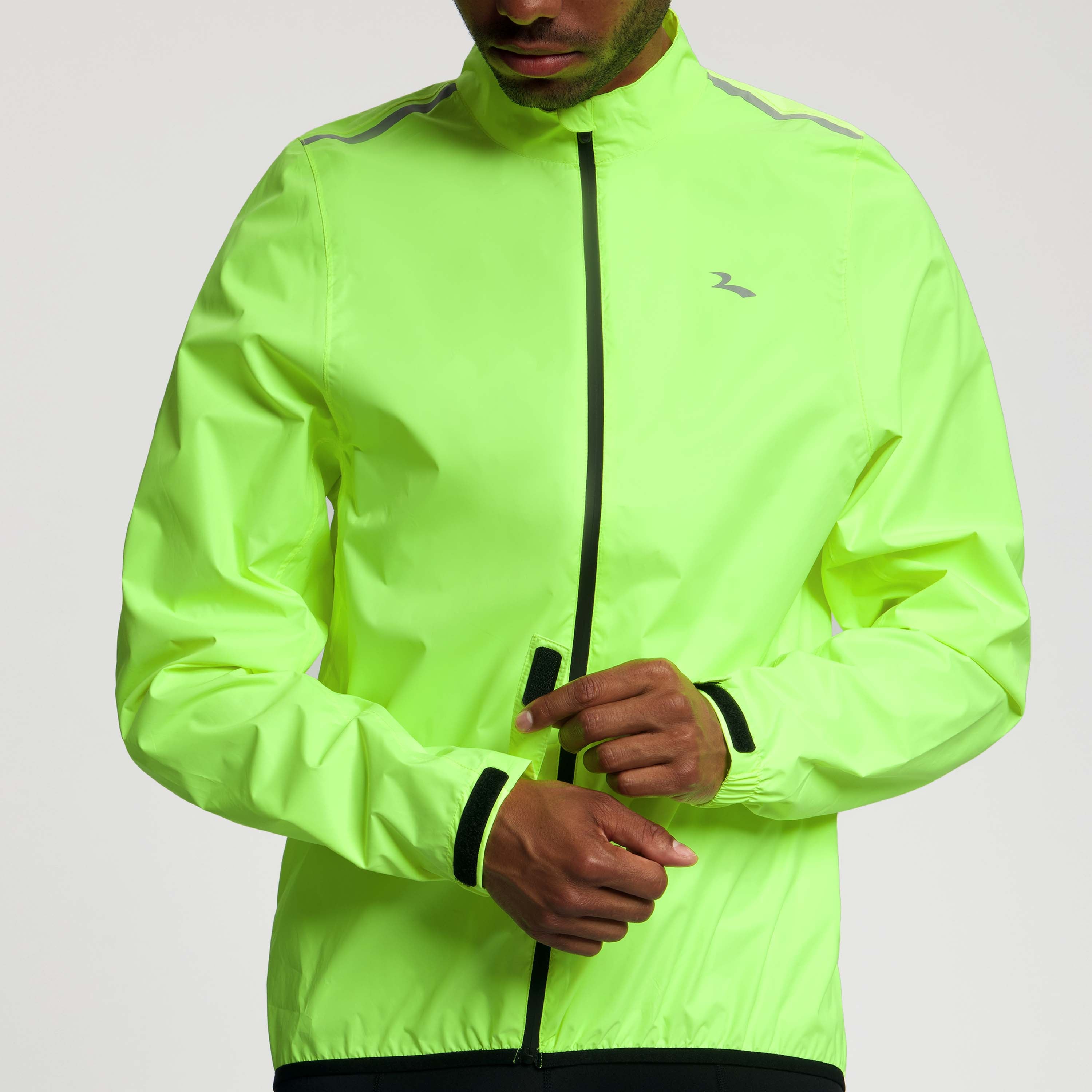 Detail van Rogelli Core regenjack heren fluor waterdicht voorkant.