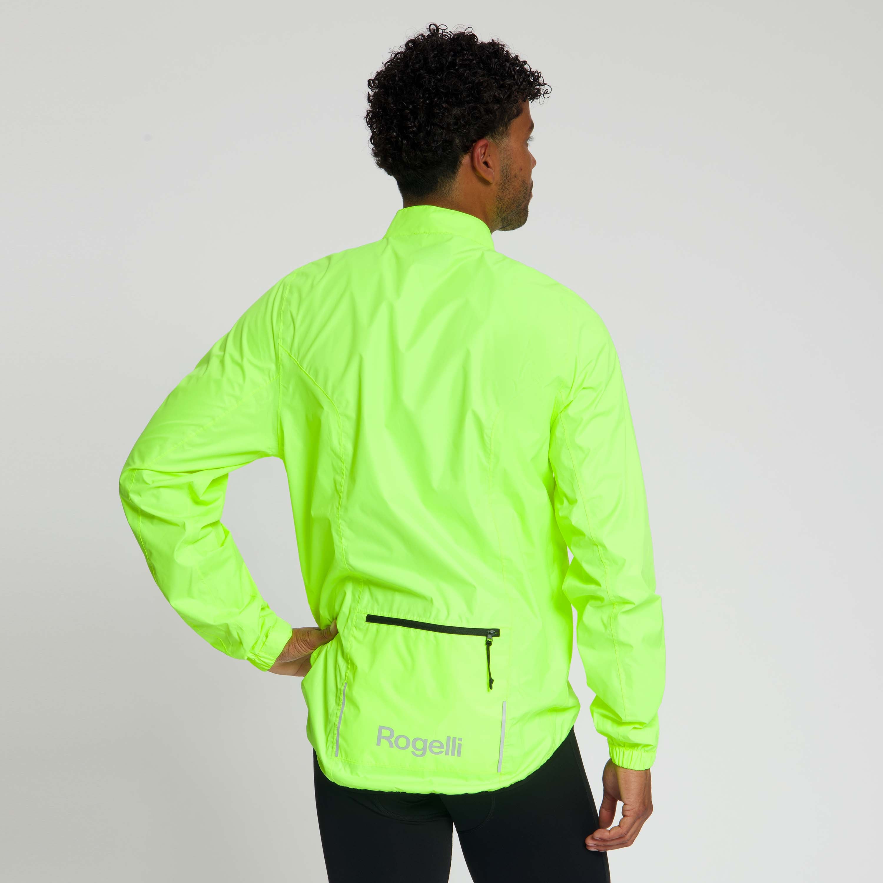 Rogelli Core regenjack heren fluor gedragen achterkant.