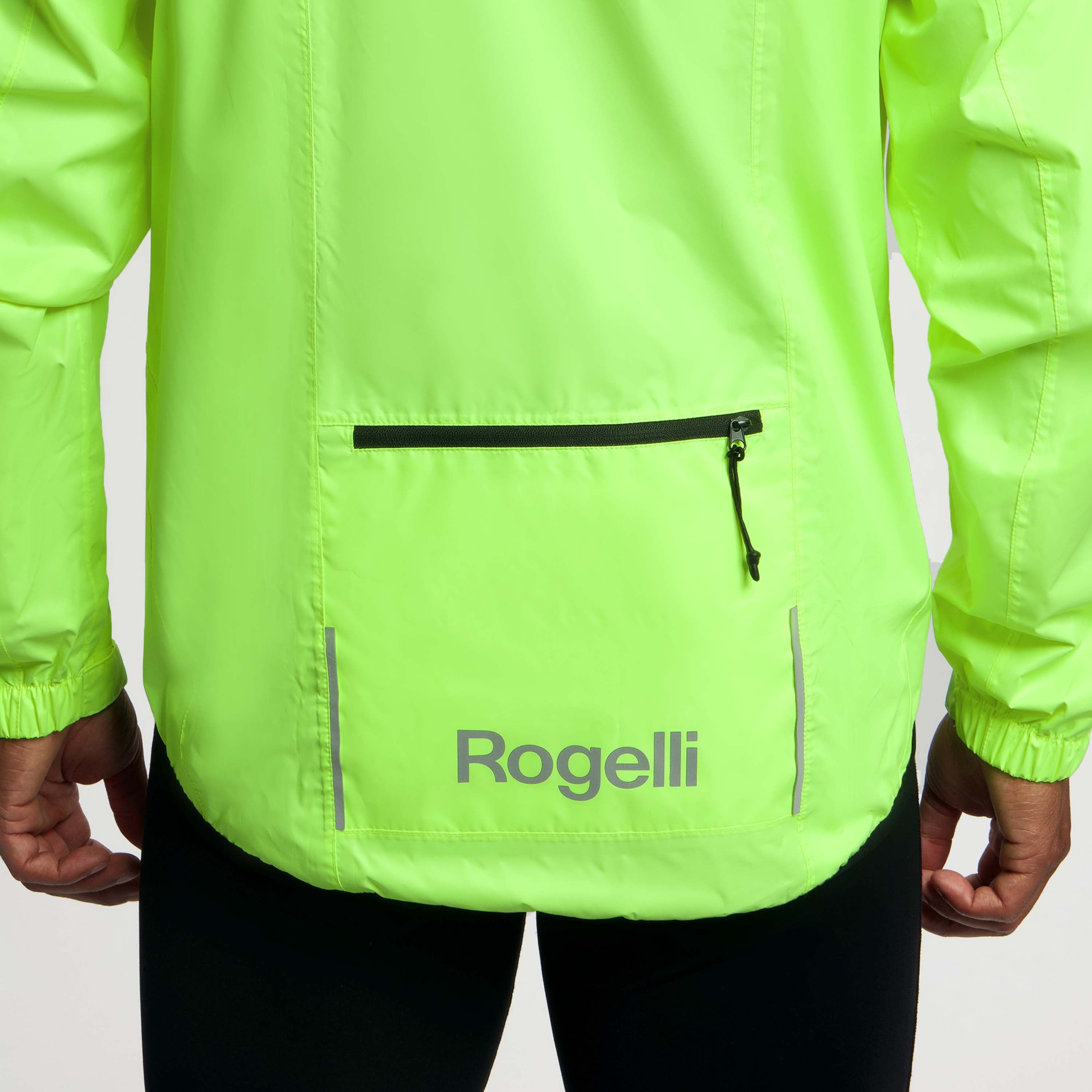 Detail van Rogelli Core regenjack heren fluor waterdicht achterkant achterzak met rits.