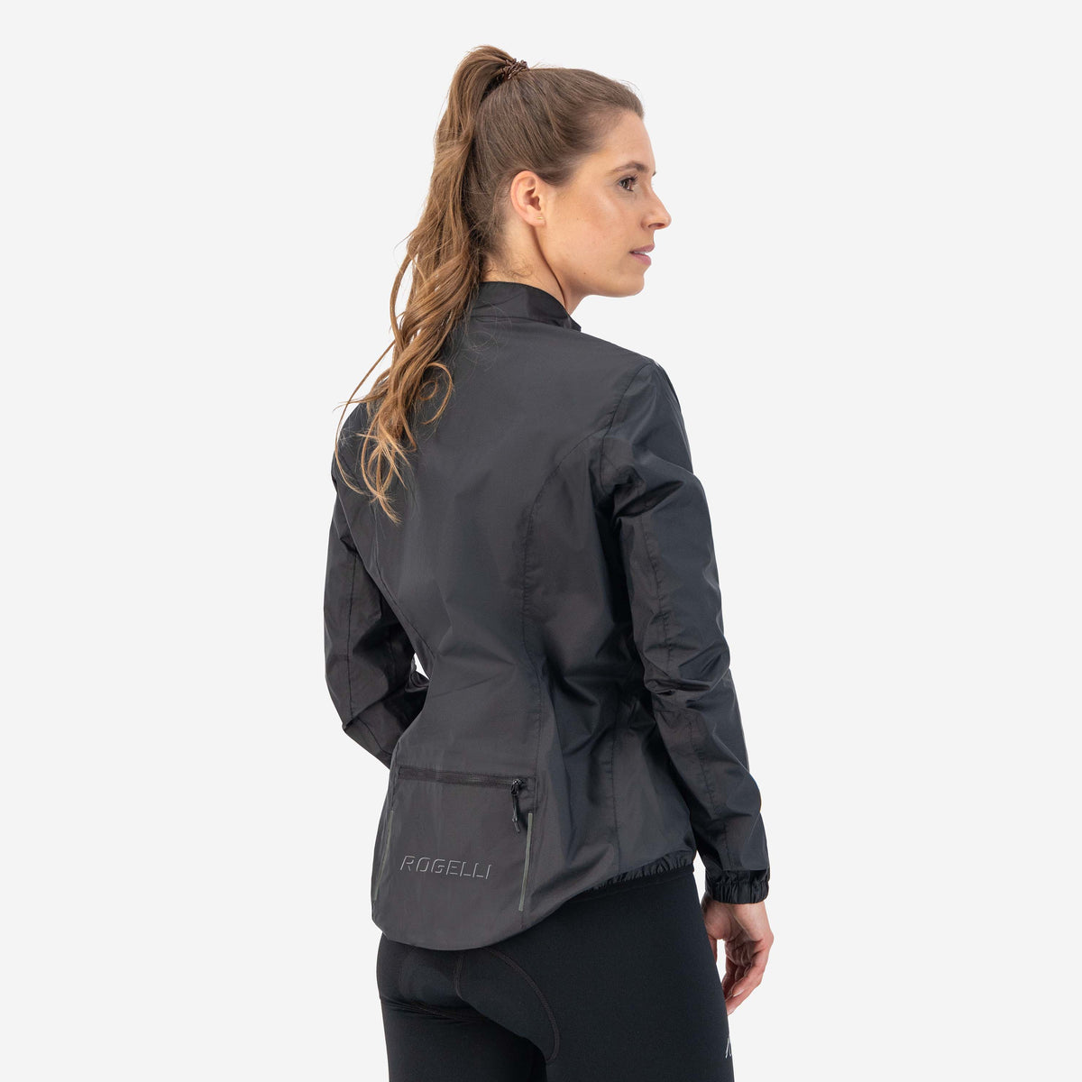 Rogelli Core regenjack dames zwart gedragen achterkant.