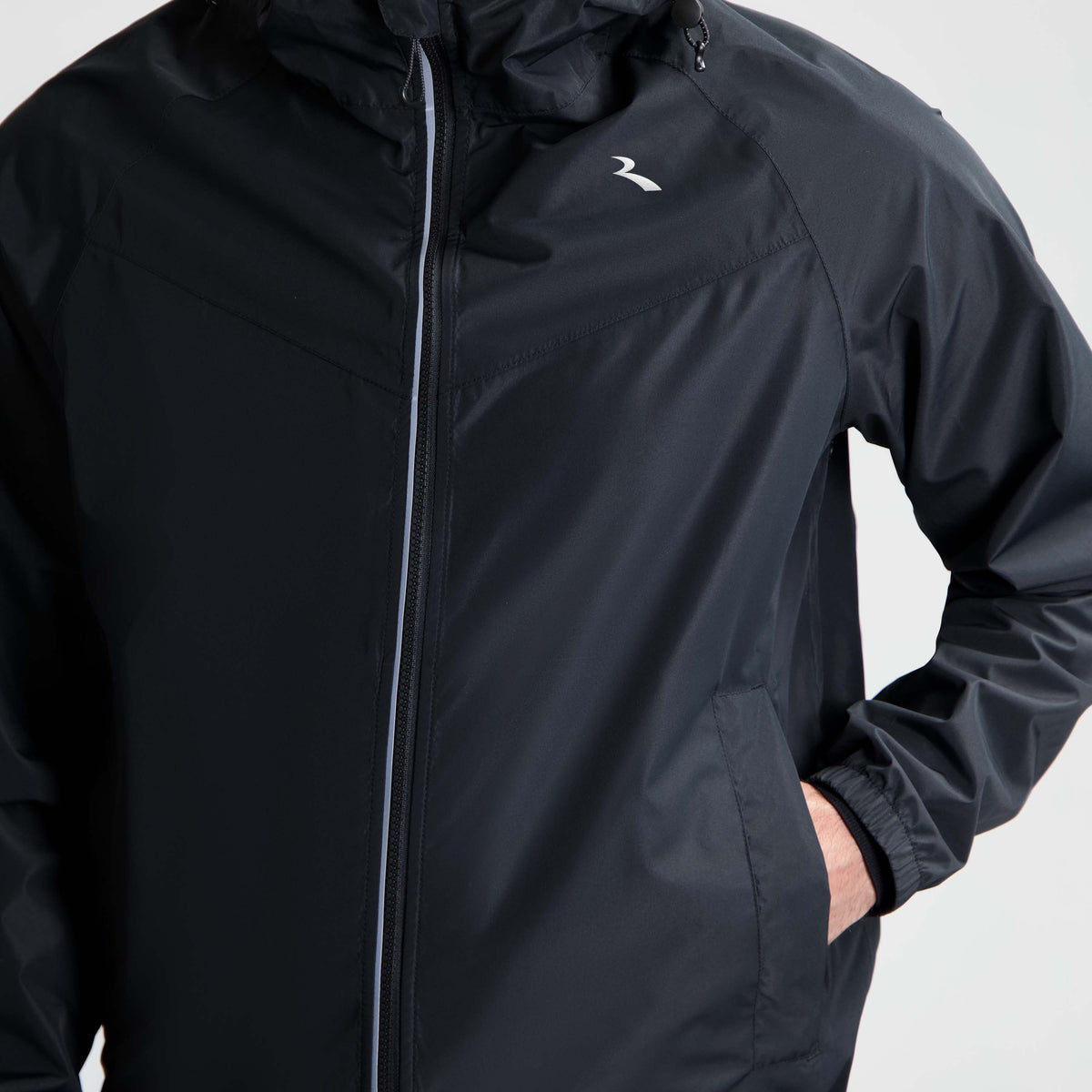 Detail zakken Rogelli Core Commuter regenjas unisex zwart voorkant.