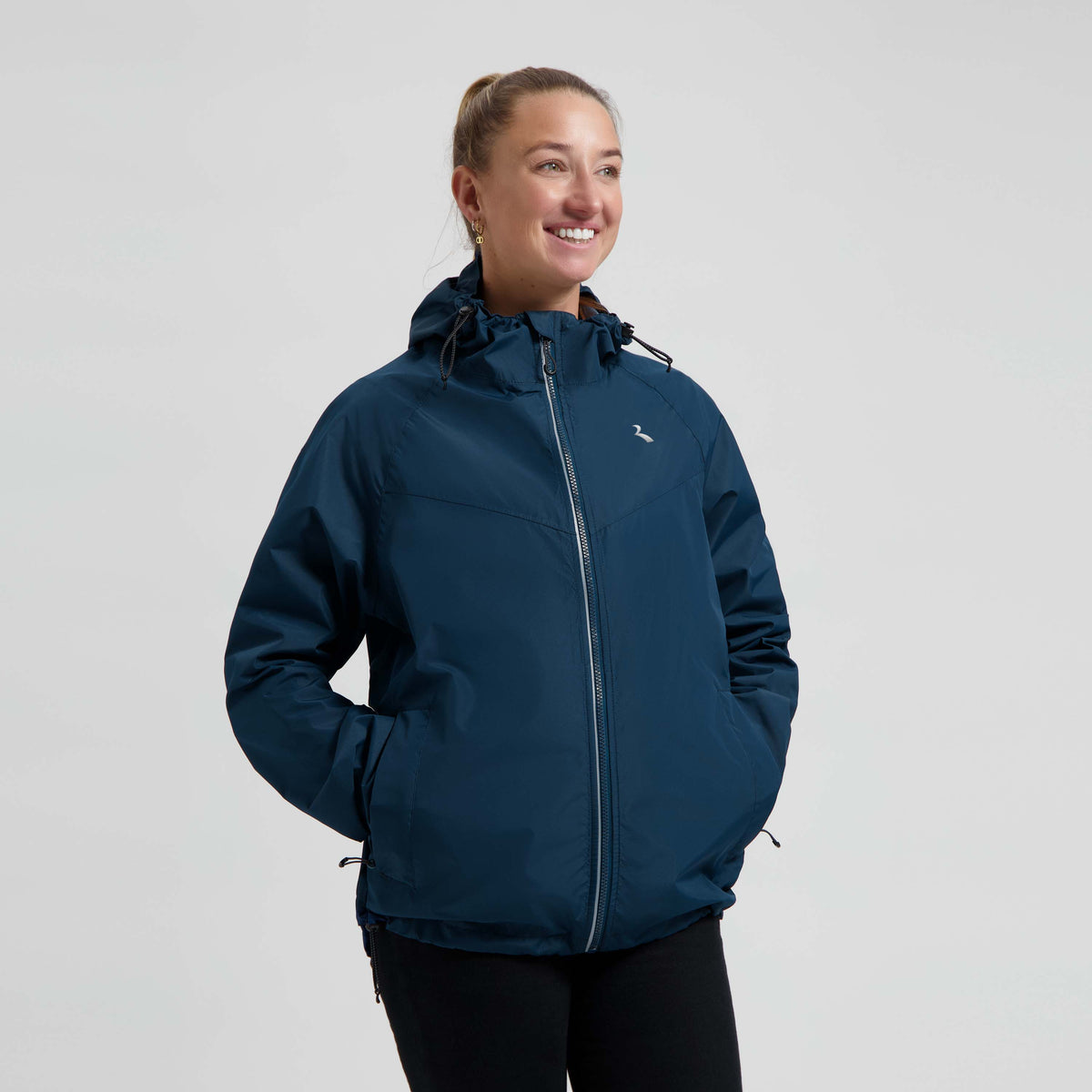 Rogelli Core Commuter regenjas unisex blauw gedragen door vrouw voorkant.