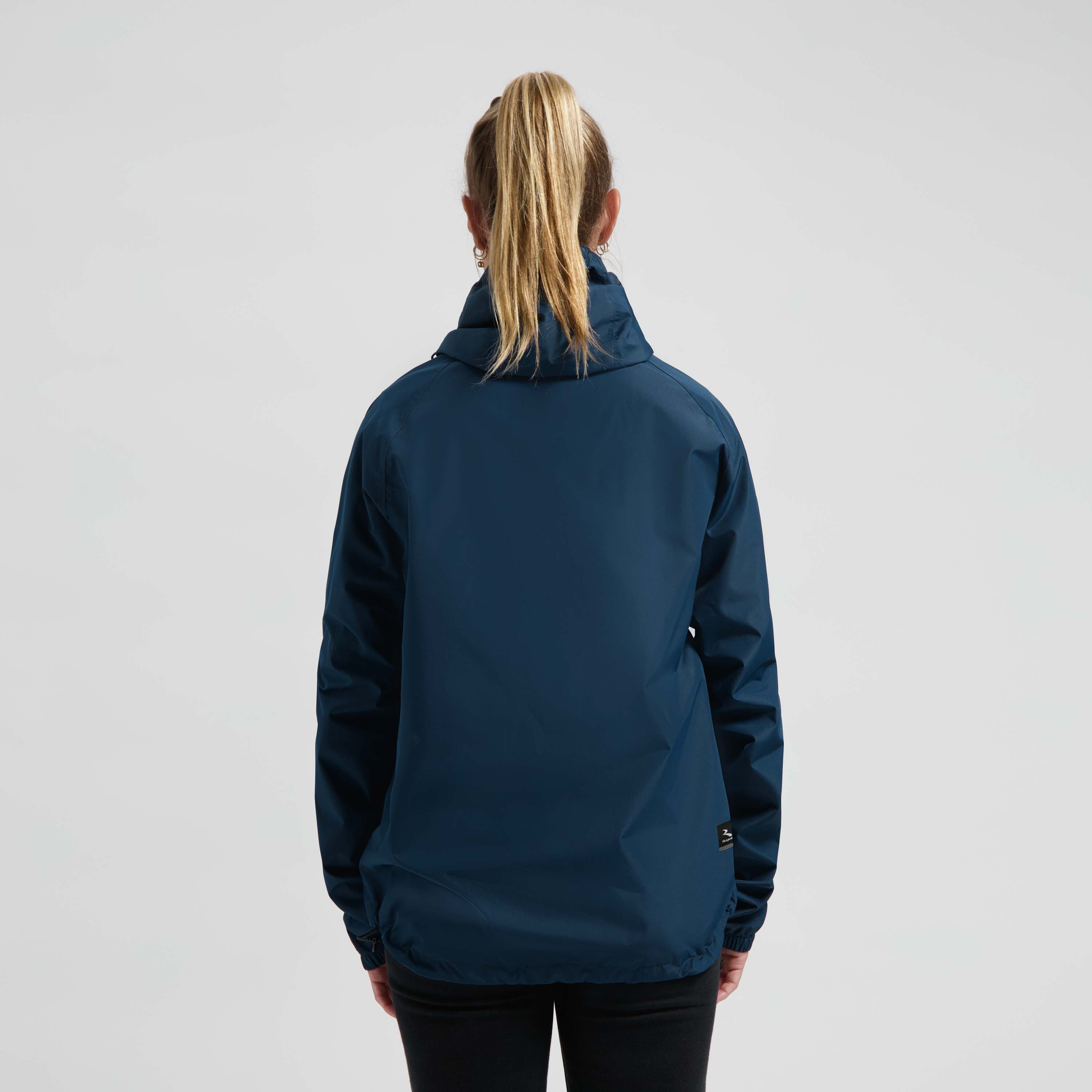 Rogelli Core Commuter regenjas unisex blauw gedragen door vrouw achterkant.