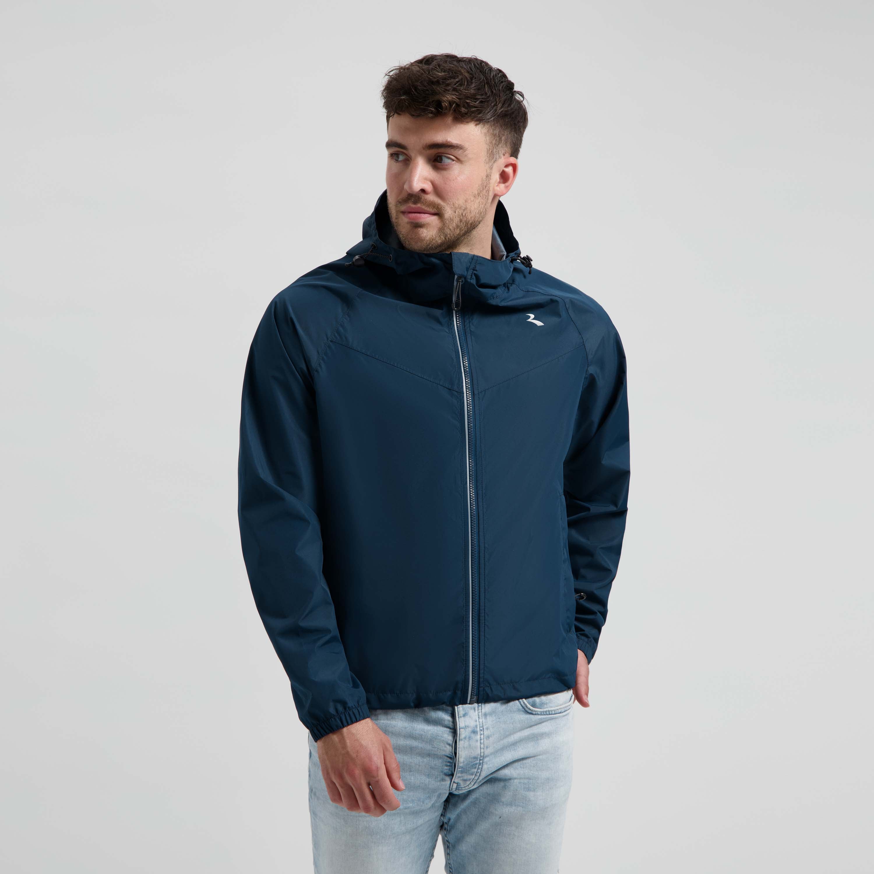 Rogelli Core Commuter regenjas unisex blauw gedragen door man voorkant.