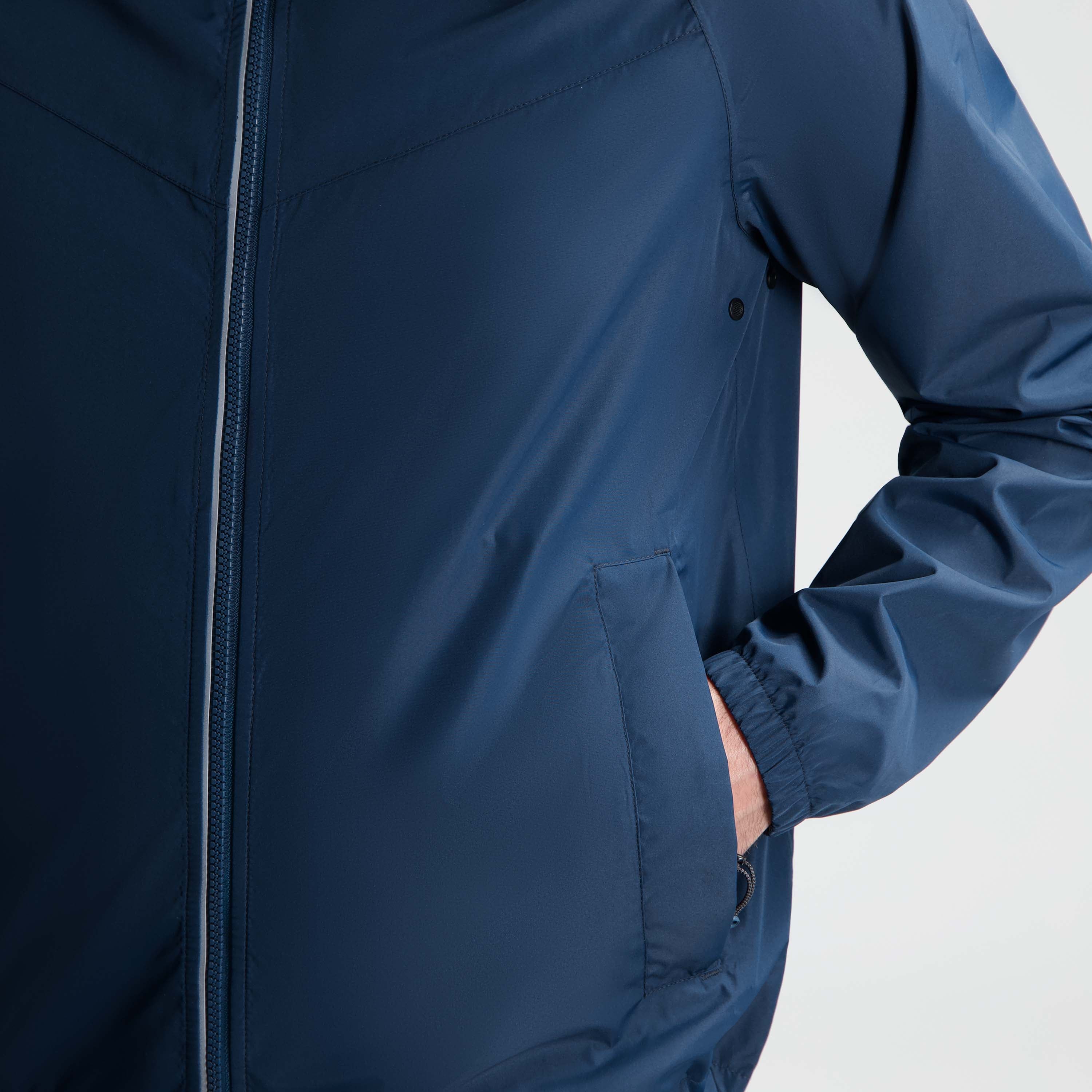 Detail zakken Rogelli Core Commuter regenjas unisex blauw voorkant.