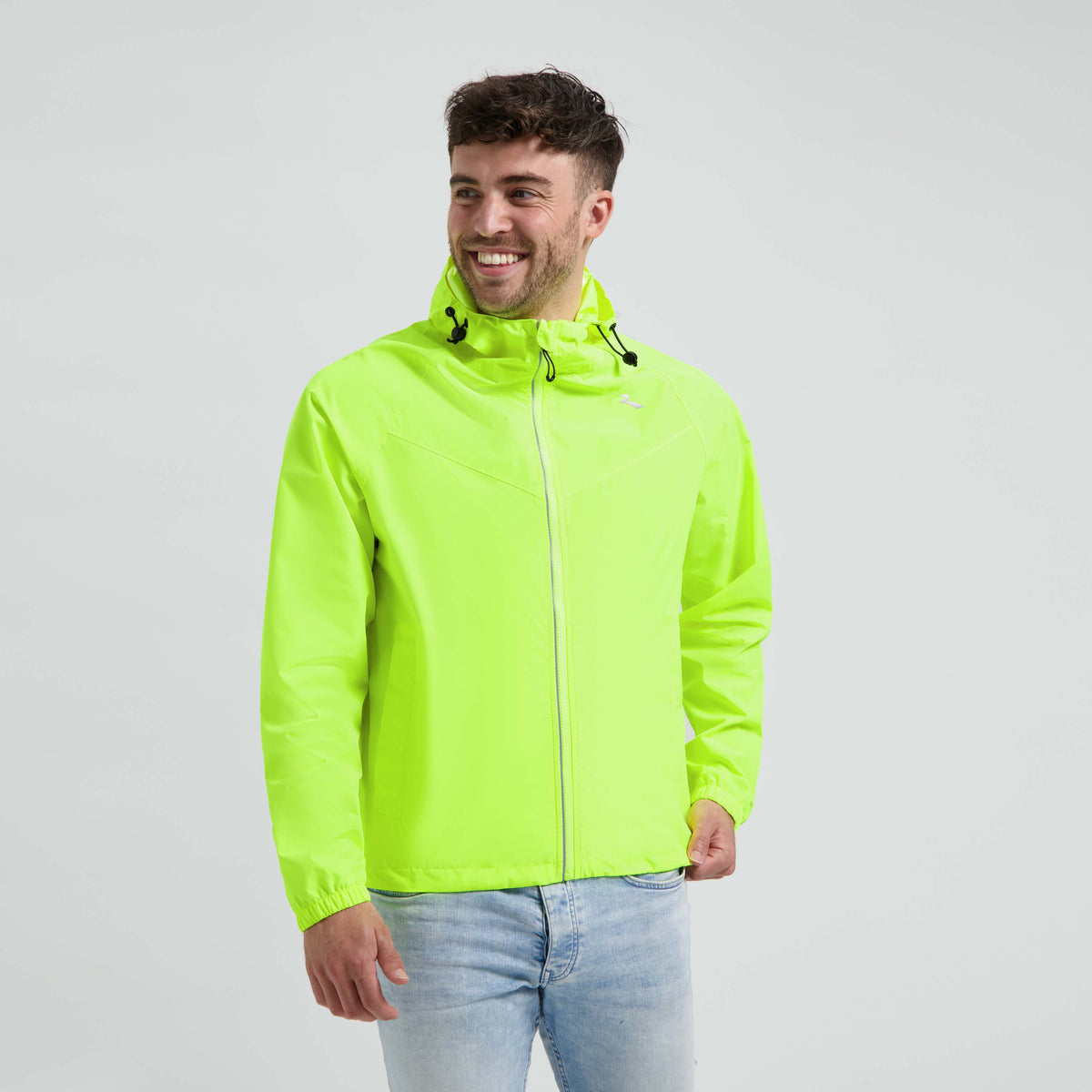 Rogelli Core Commuter regenjas unisex fluor gedragen door man voorkant.