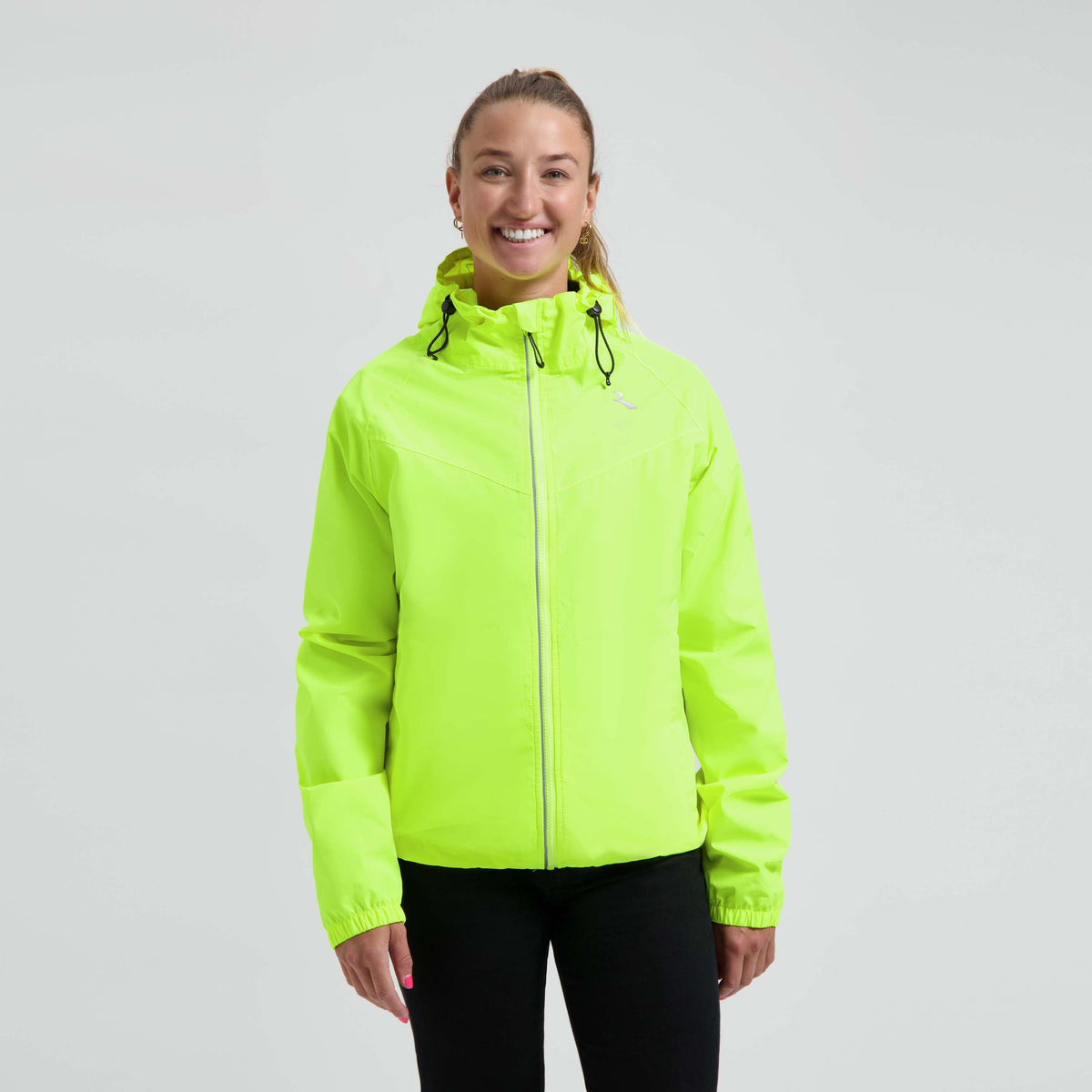 Rogelli Core Commuter regenjas unisex fluor gedragen door vrouw voorkant.