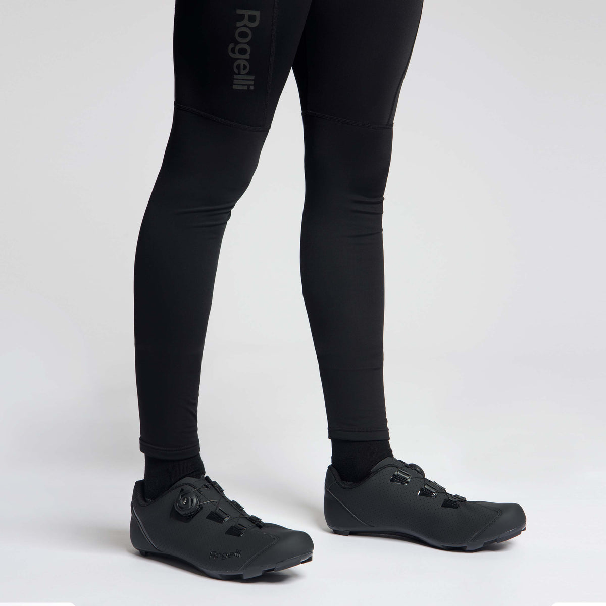 Chaussures de cyclisme Rogelli R400 noires, détail porté à l'extérieur.