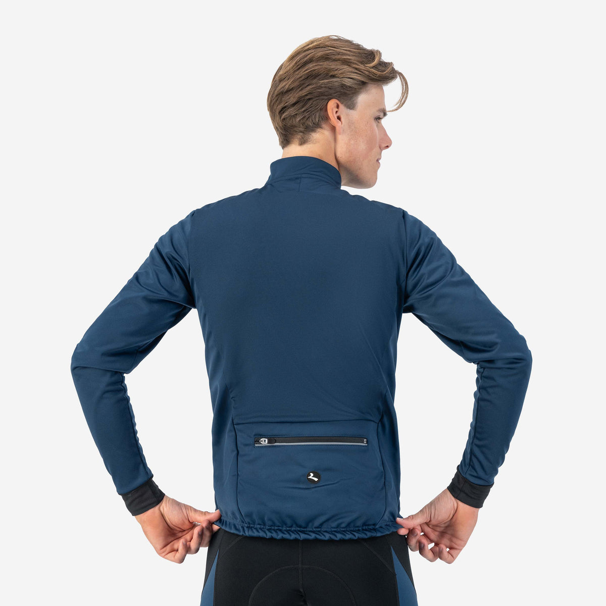 Rogelli Core fietsjack heren blauw gedragen achterkant.