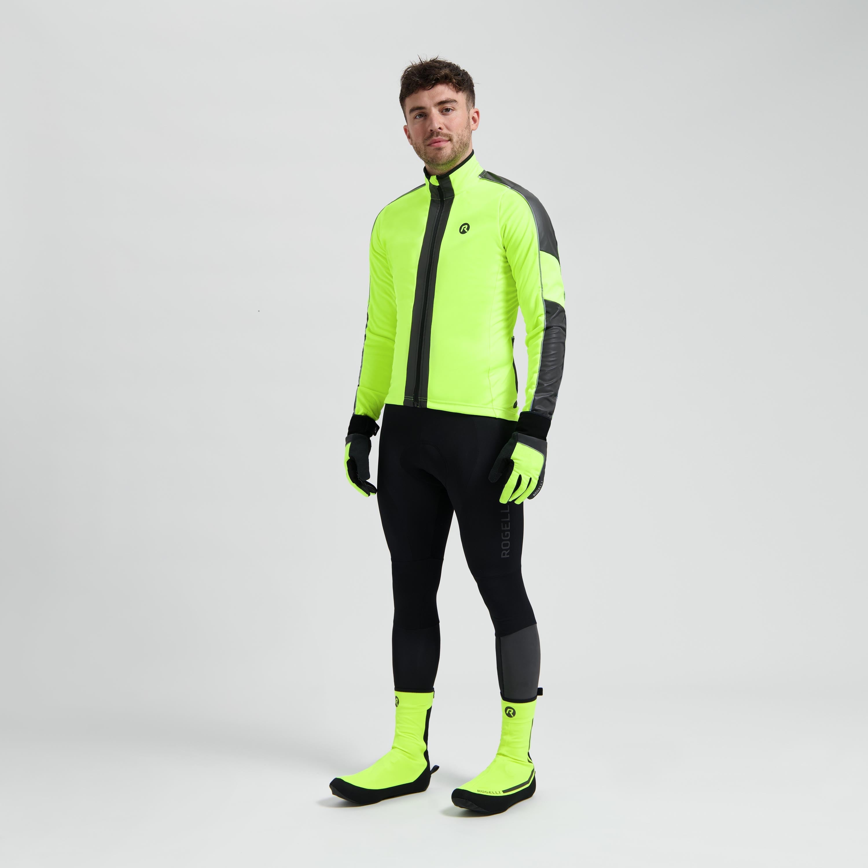 Rogelli Essential Hi Vis fietsjack heren fluor gedragen totaalshot.