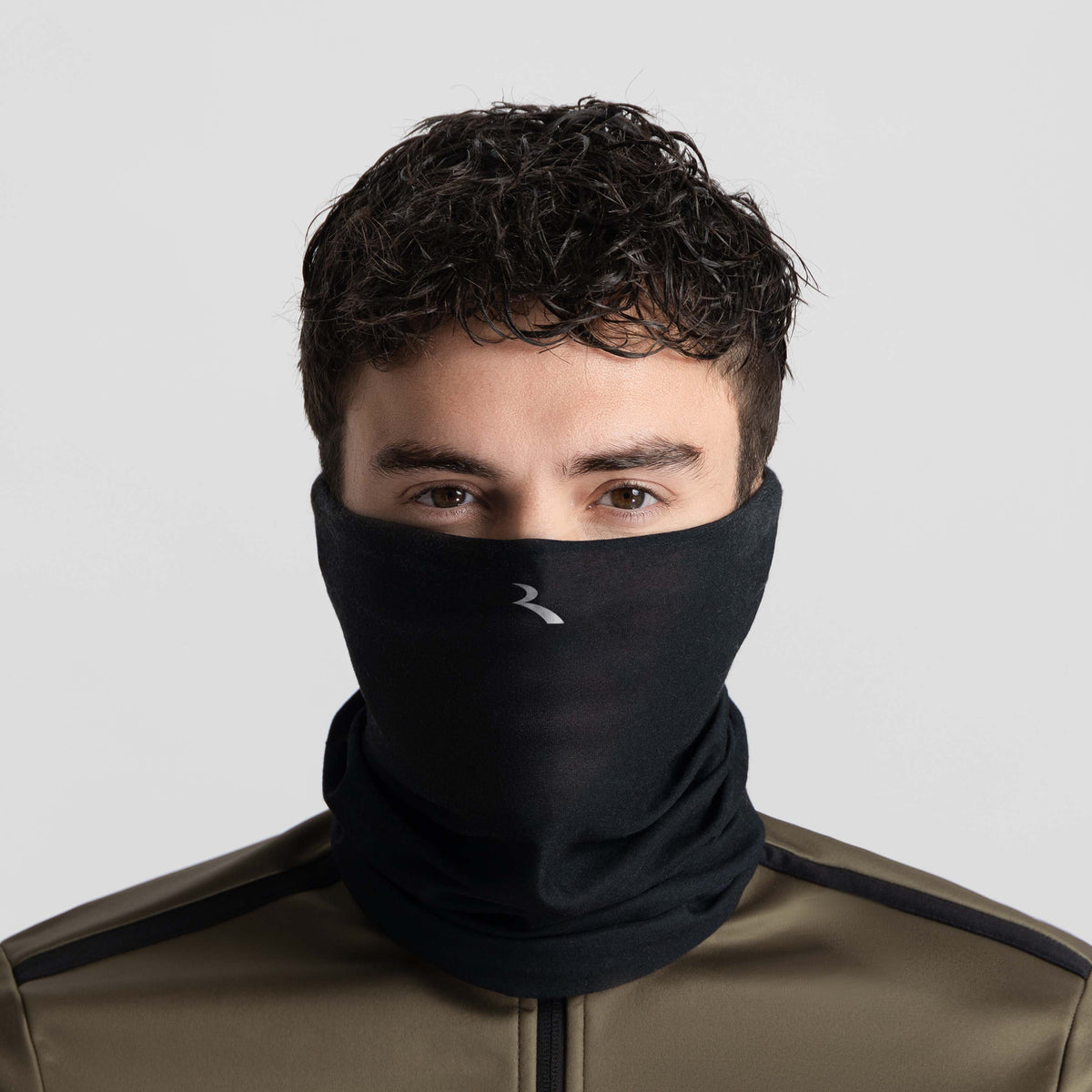Rogelli Solid nekwarmer zwart gedragen voorkant.