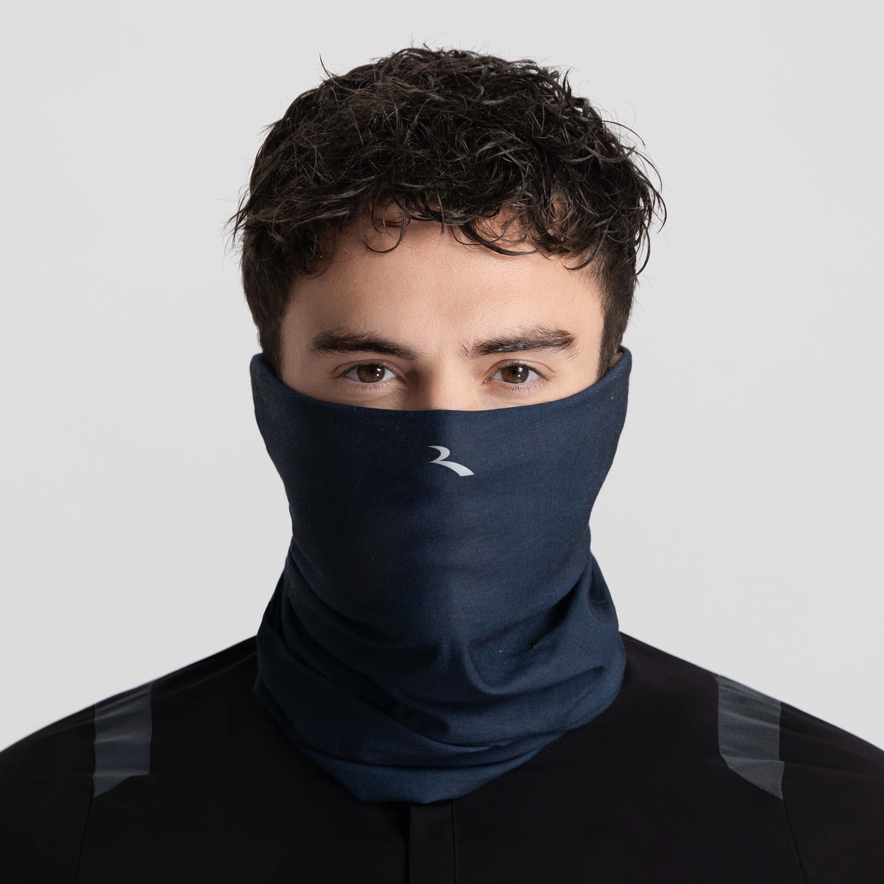 Rogelli Solid nekwarmer blauw gedragen voorkant.