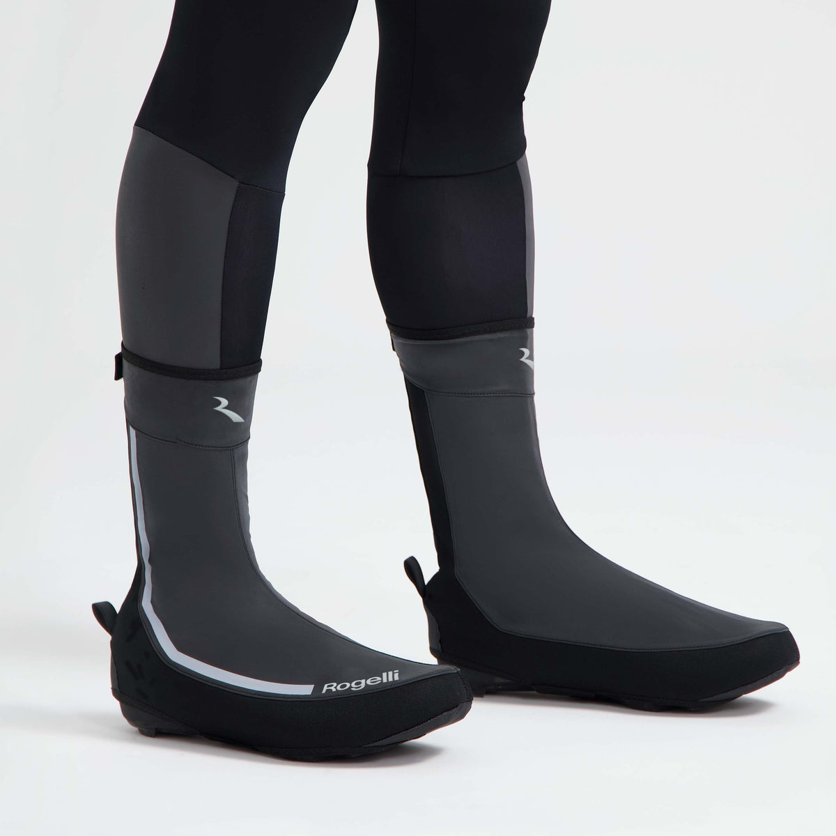 Rogelli Essential Hi Vis overschoenen zwart beschermen tegen koude voeten gedragen.