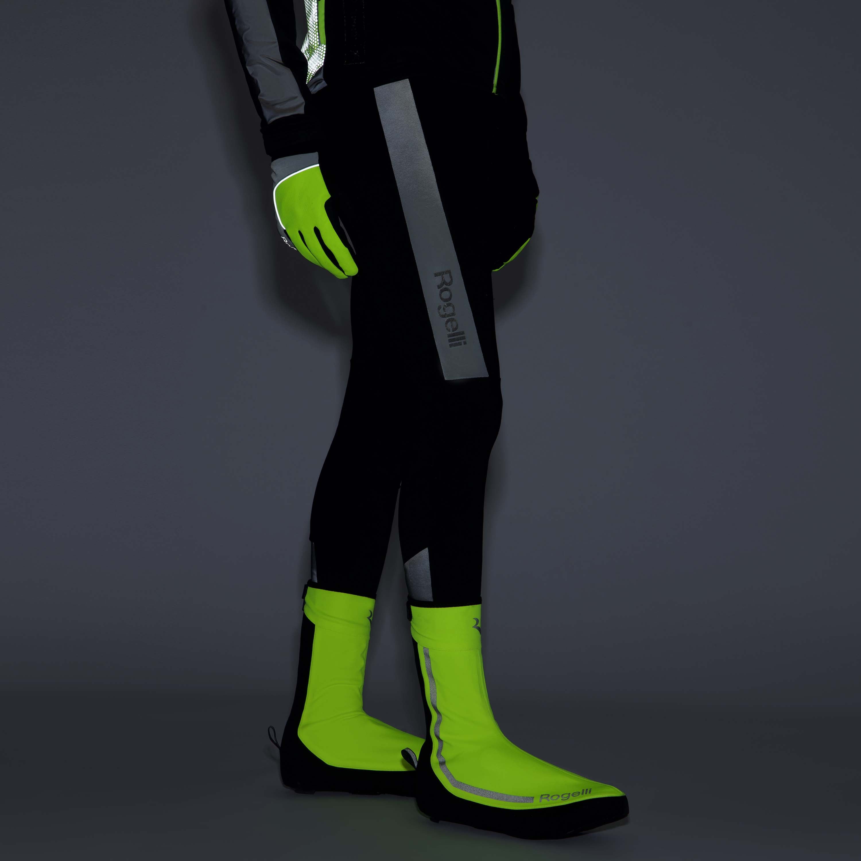 Rogelli Essential overschoenen fluor beschermen tegen koude voeten gedragen met Essential Hi Vis fietsjack, handschoenen en fietsbroek.