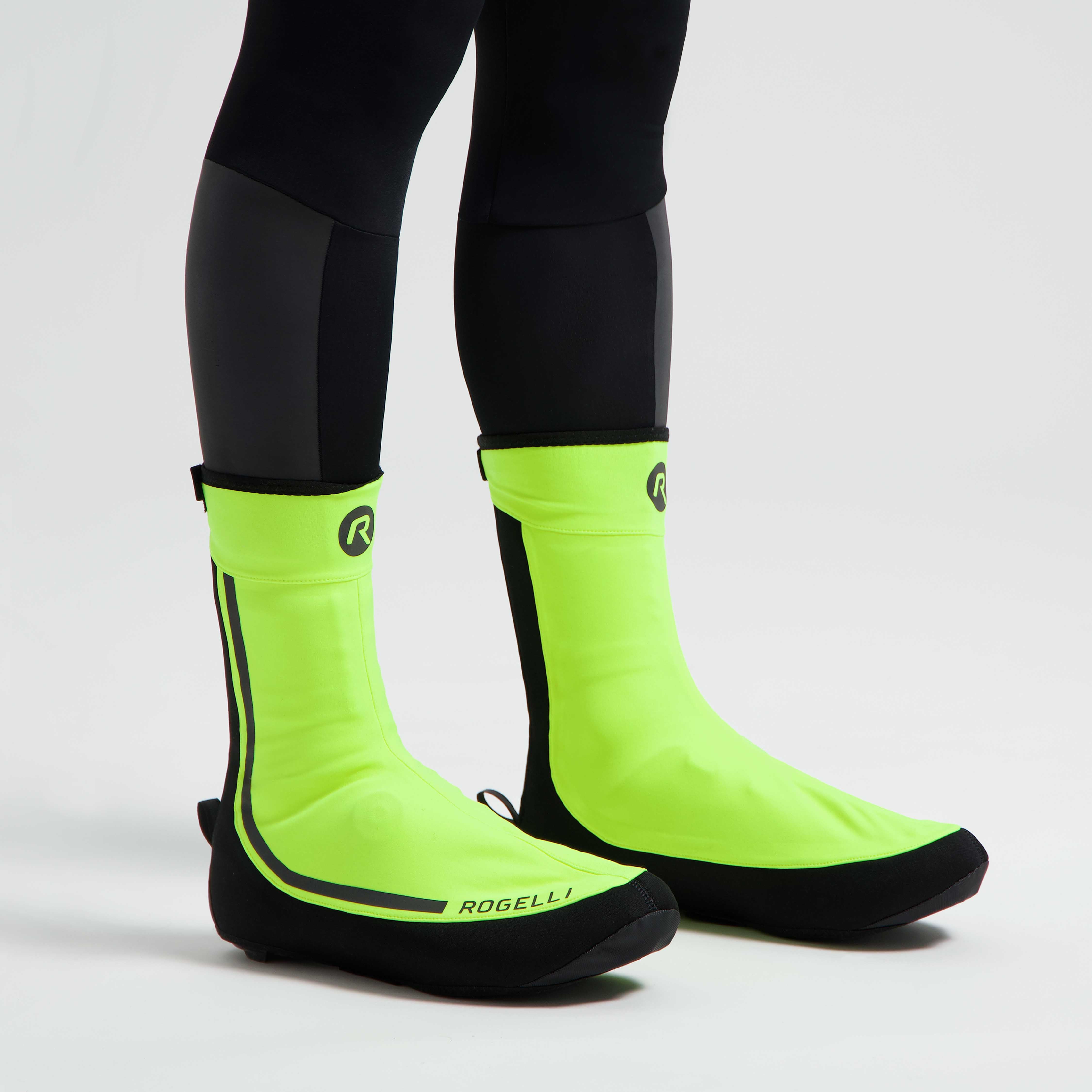 Rogelli Essential overschoenen fluor beschermen tegen koude voeten gedragen.