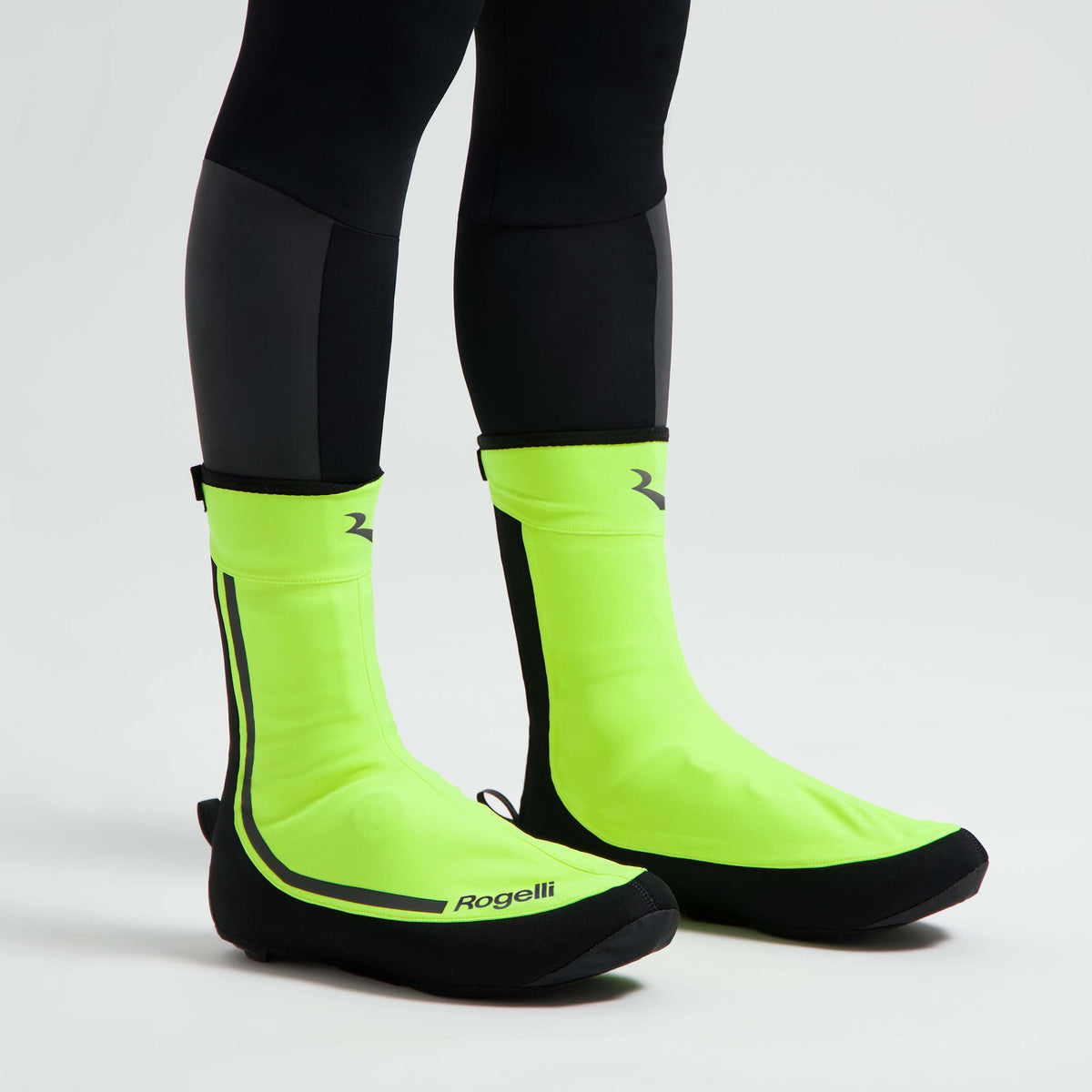 Rogelli Essential overschoenen fluor beschermen tegen koude voeten gedragen.