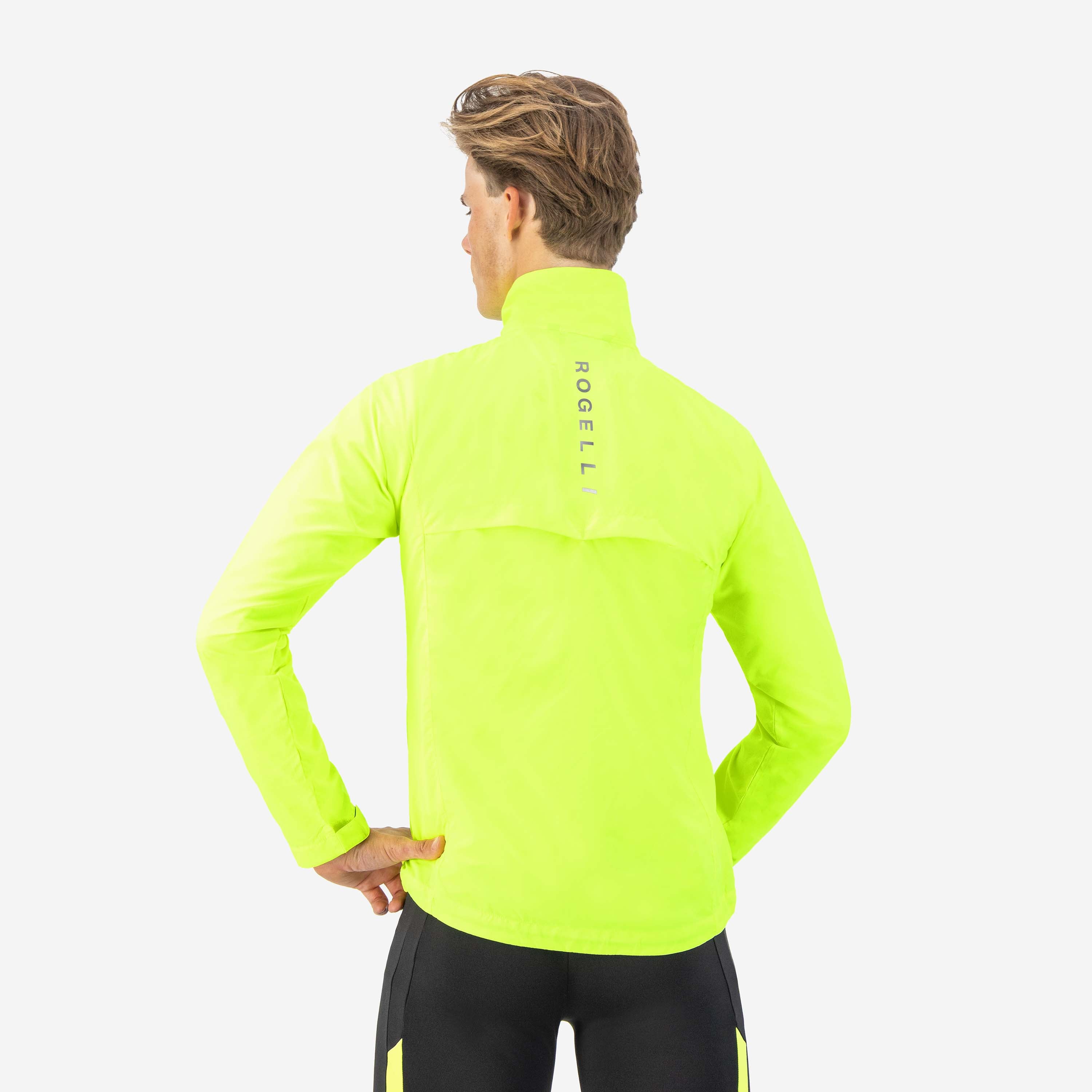 Rogelli Core hardloopjack heren fluor gedragen achterkant.
