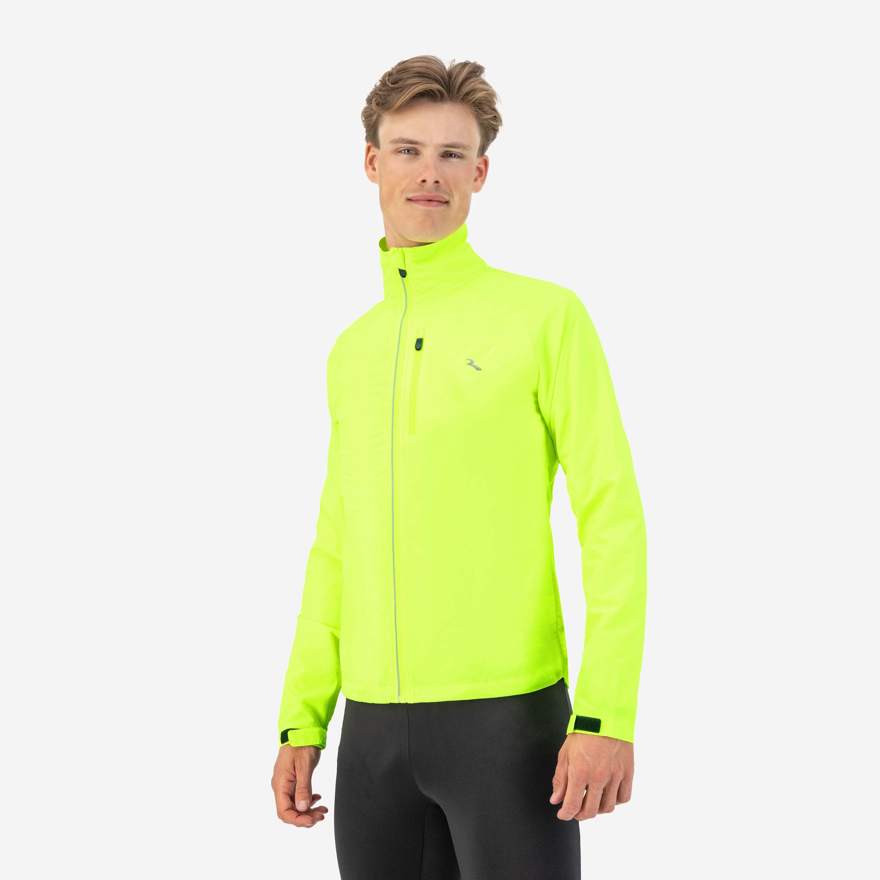 Rogelli Core hardloopjack heren fluor gedragen voorkant.