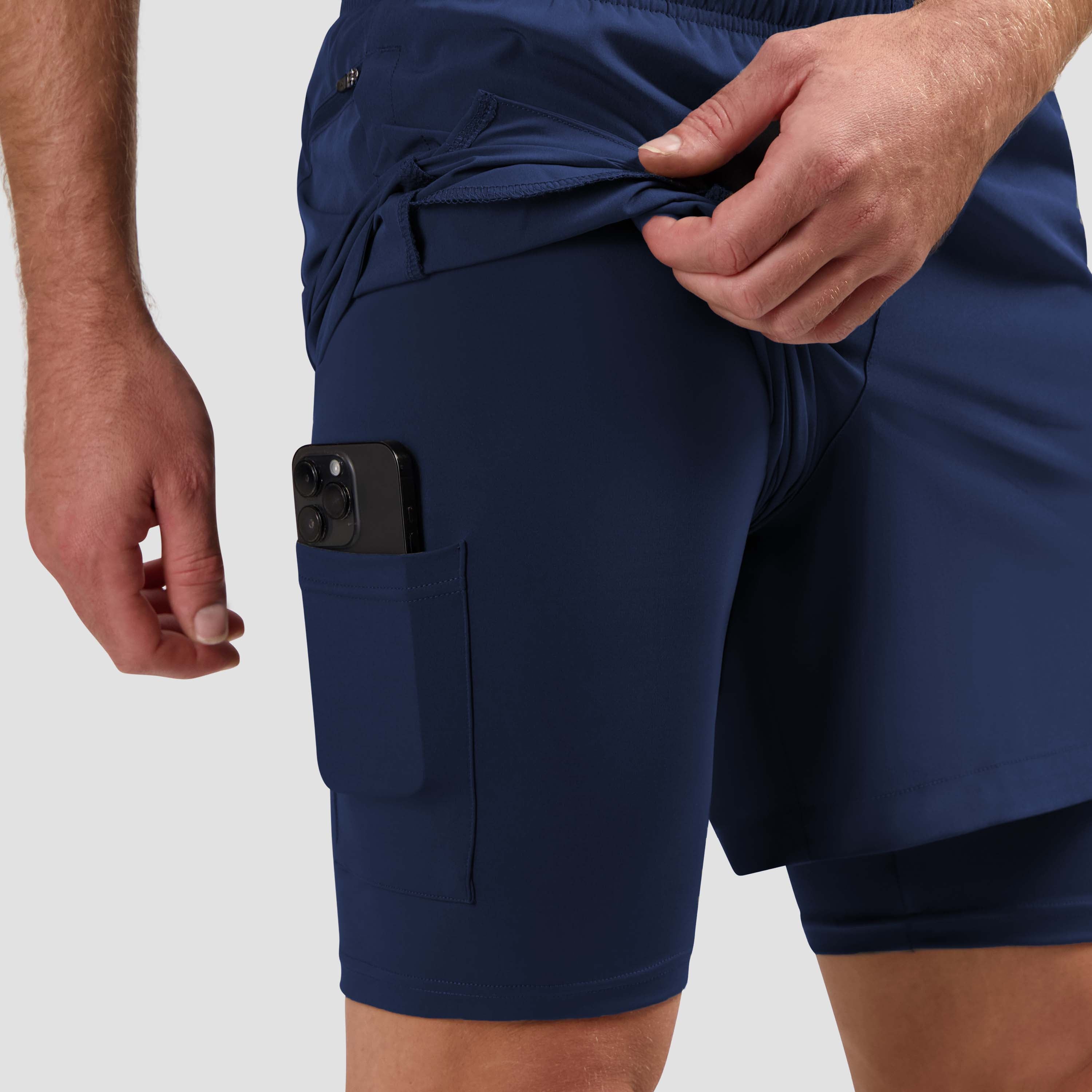 Détail du short de running Essential 2-en-1 Homme bleu avec poches.