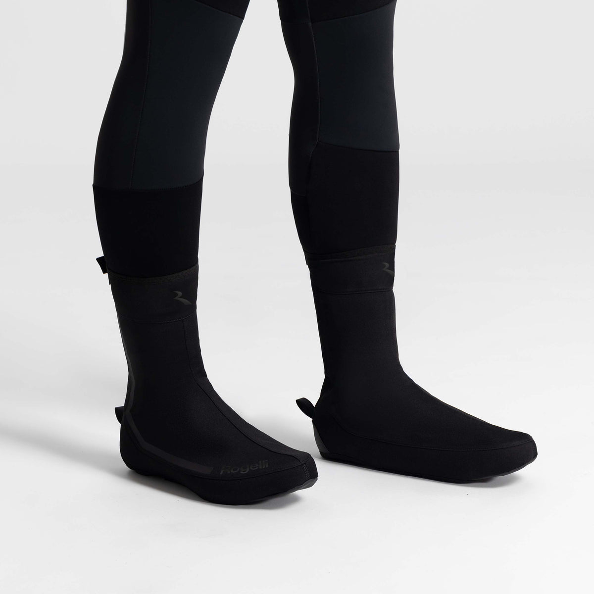 Rogelli Essential overschoenen zwart beschermen tegen koude voeten gedragen.