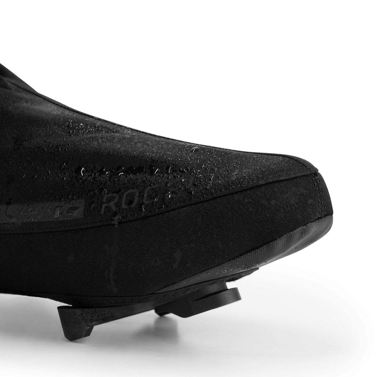 Detail waterdichtheid Rogelli Essential overschoenen zwart beschermen tegen koude voeten.