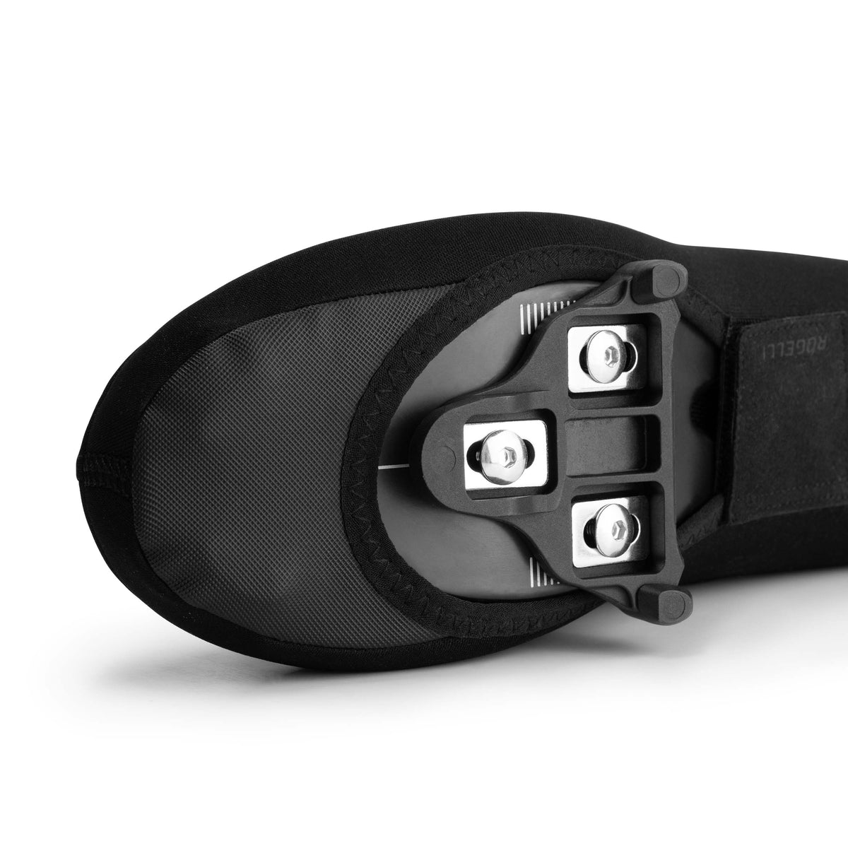 Detail kliksysteem Rogelli Essential overschoenen zwart beschermen tegen koude voeten onderkant.