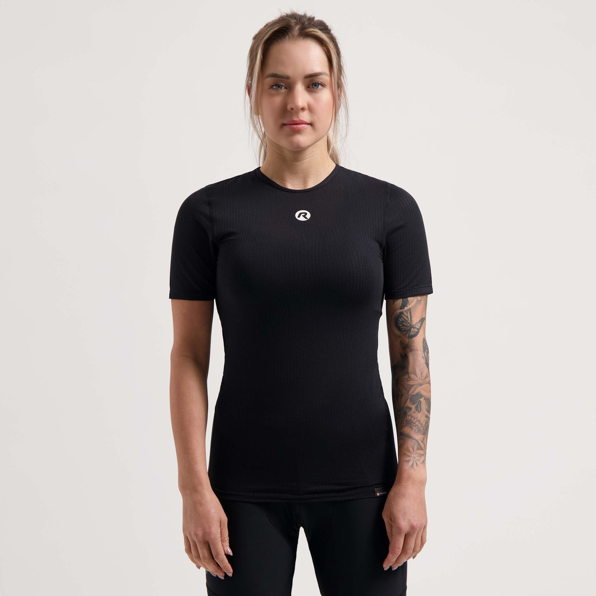 Rogelli Kite II ondershirt korte mouwen zwart gedragen door vrouw.