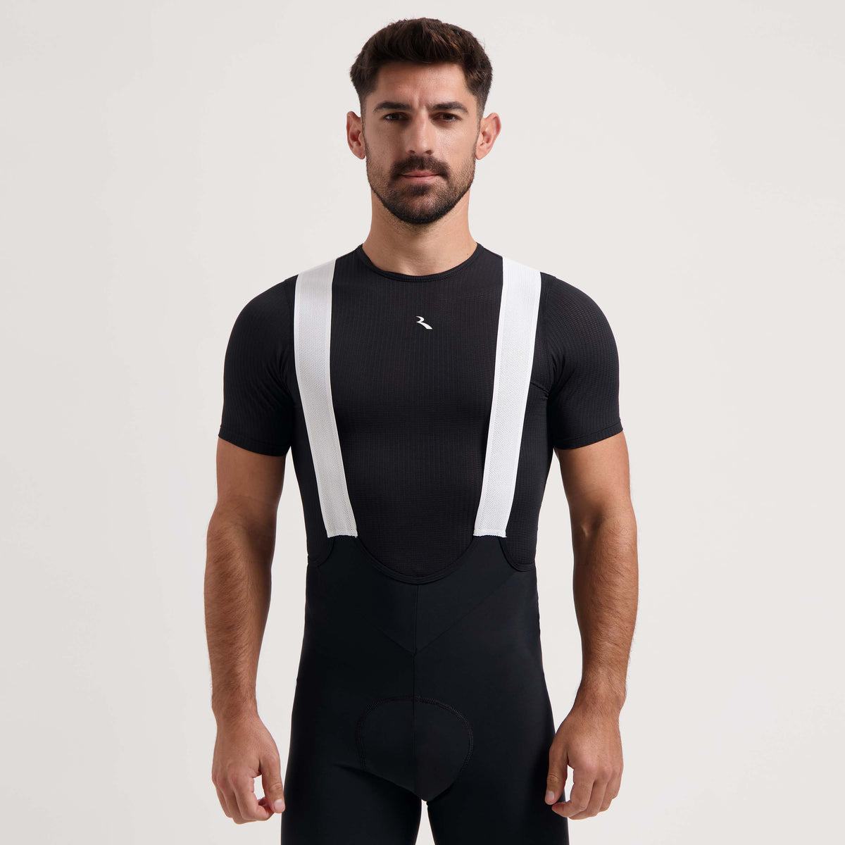 Rogelli Kite II ondershirt korte mouwen zwart gedragen door man.