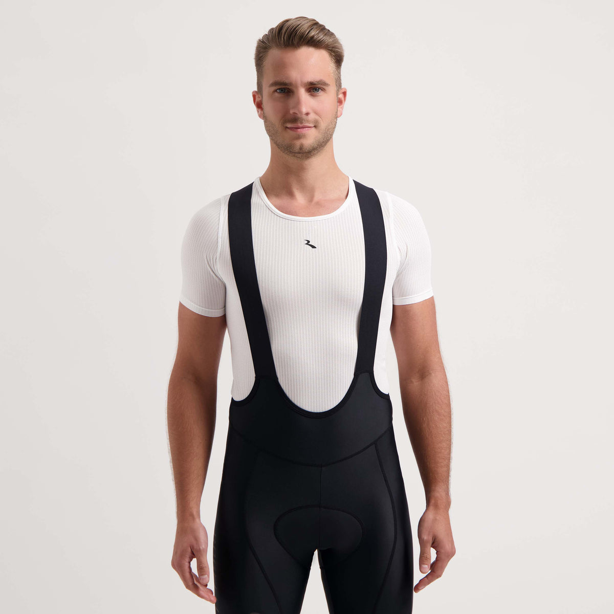 Rogelli Kite II ondershirt korte mouwen wit gedragen door man.