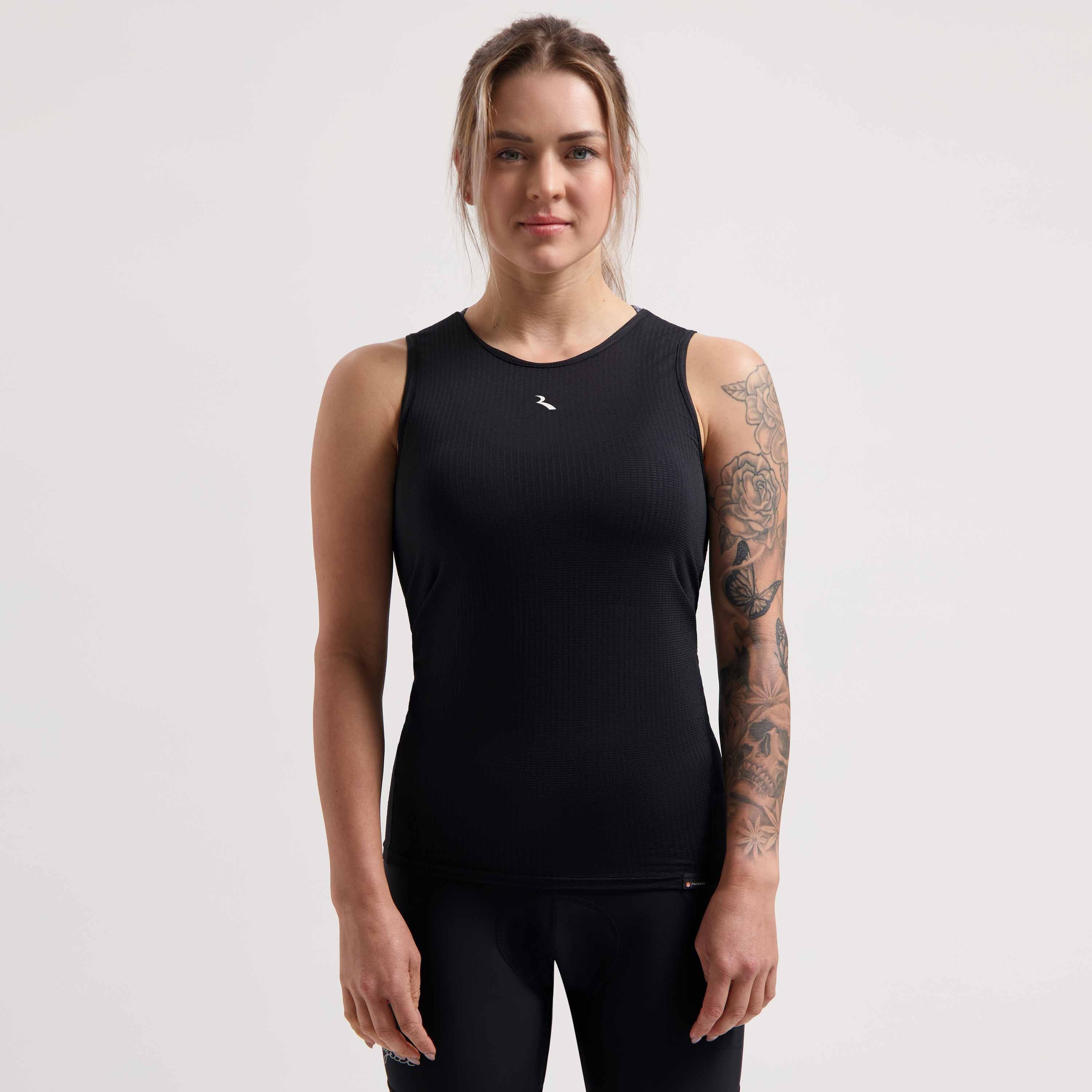 Rogelli Kite II ondershirt zonder mouwen zwart gedragen door vrouw.