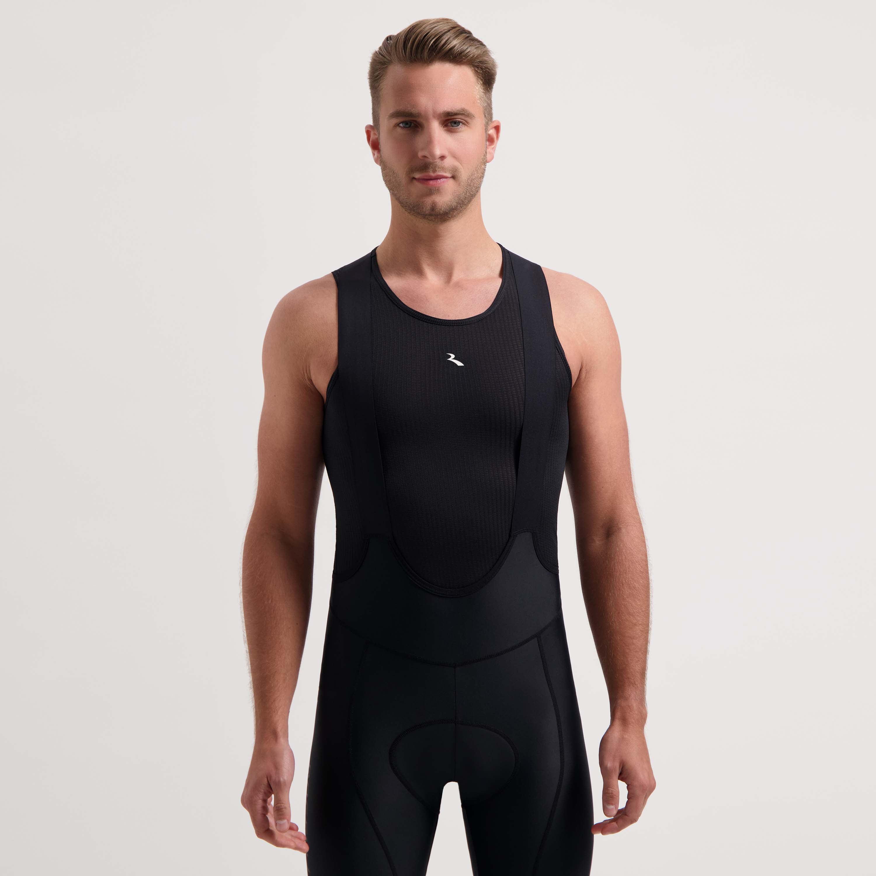 Rogelli Kite II ondershirt zonder mouwen zwart gedragen door man.