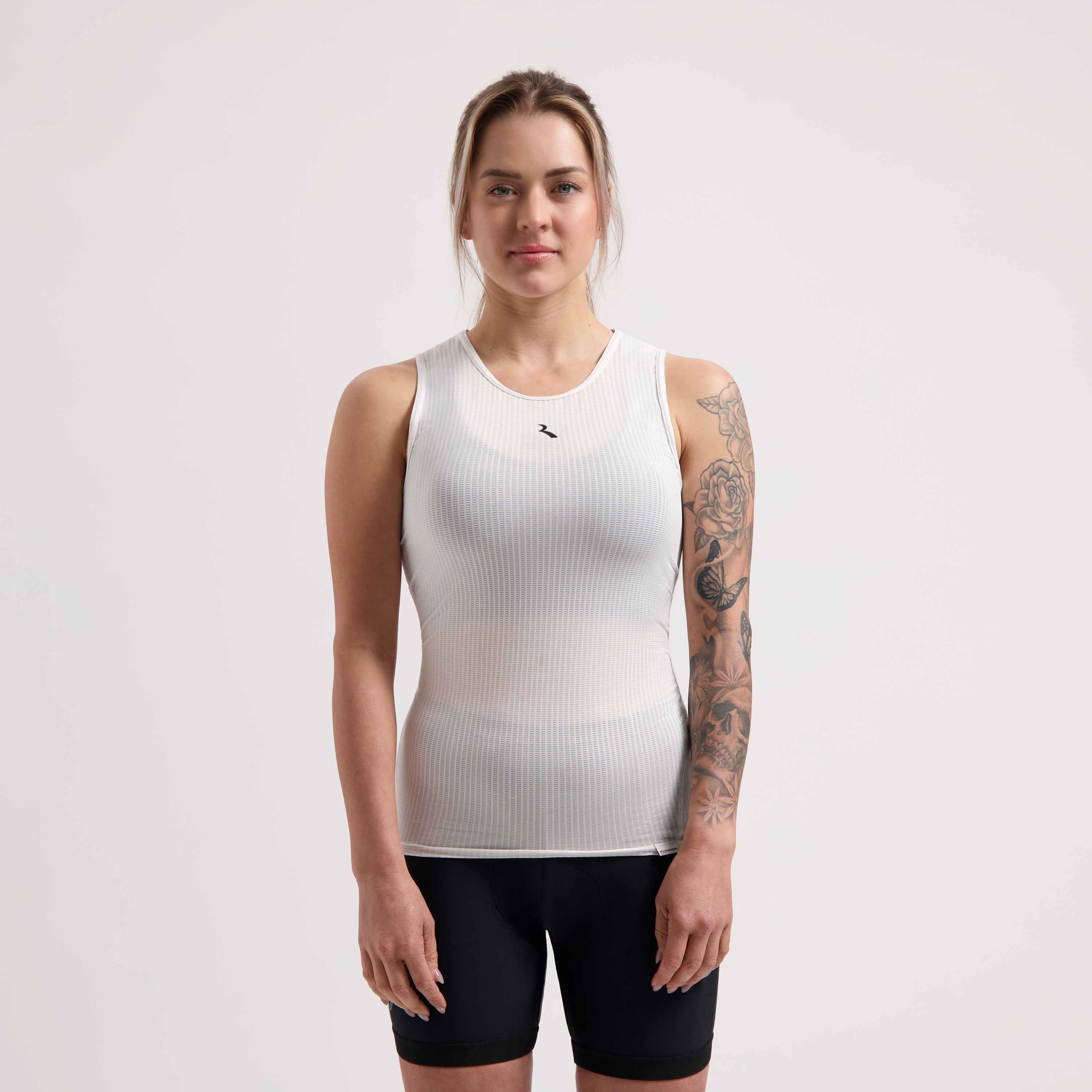 Rogelli Kite II ondershirt zonder mouwen wit gedragen door vrouw.