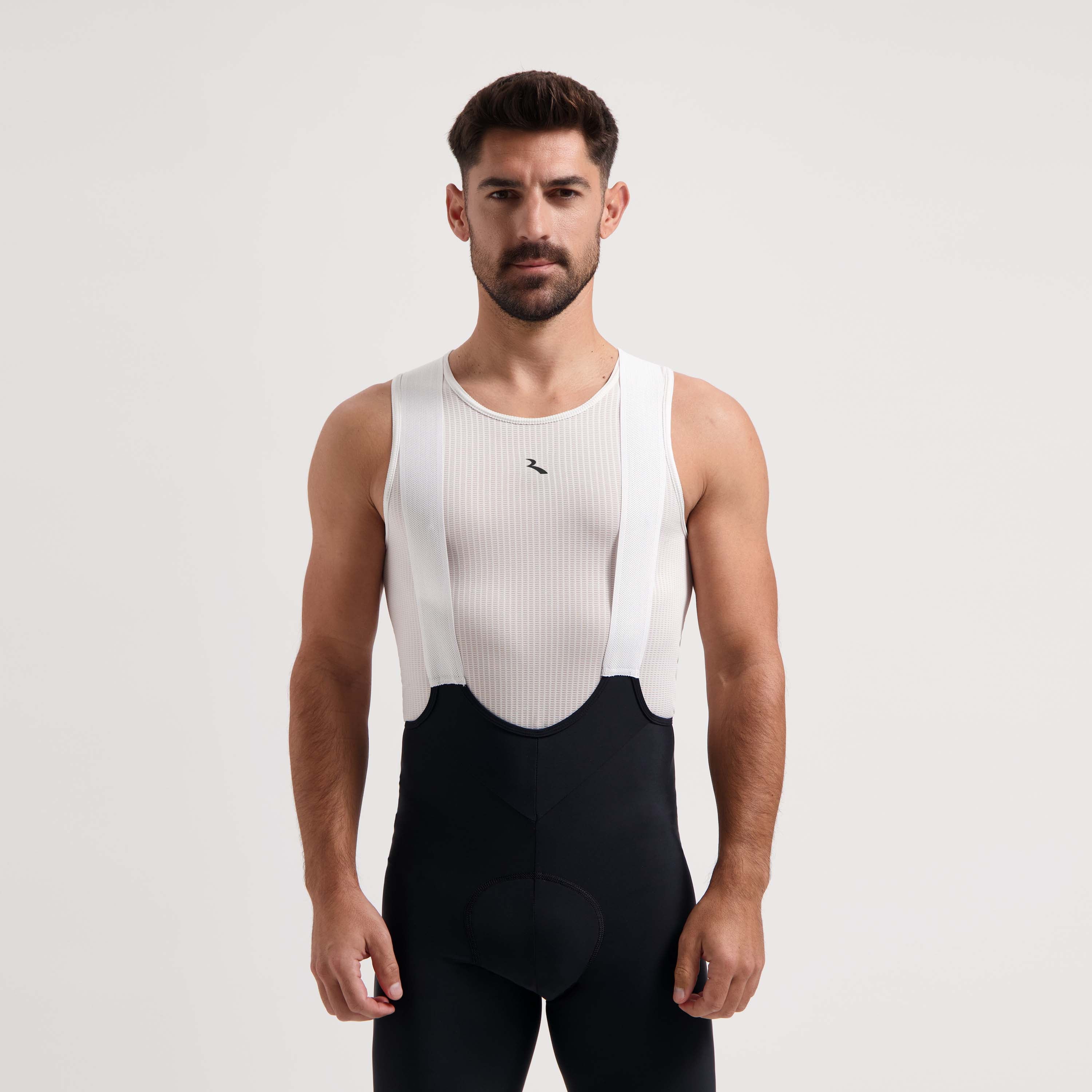 Rogelli Kite II ondershirt zonder mouwen wit gedragen door man.