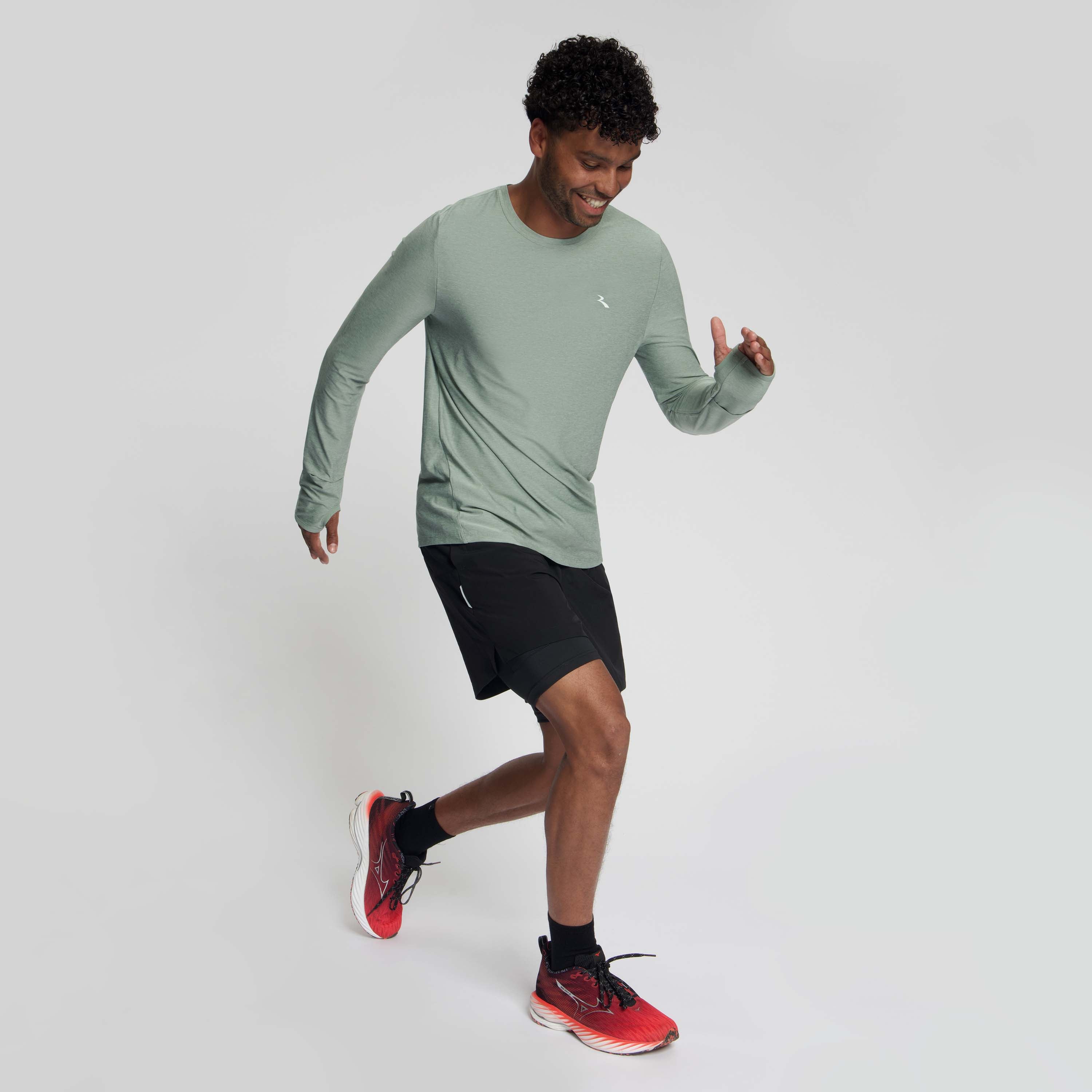 Rogelli Essential hardloopshirt L/S heren slate gedragen totaalshot.