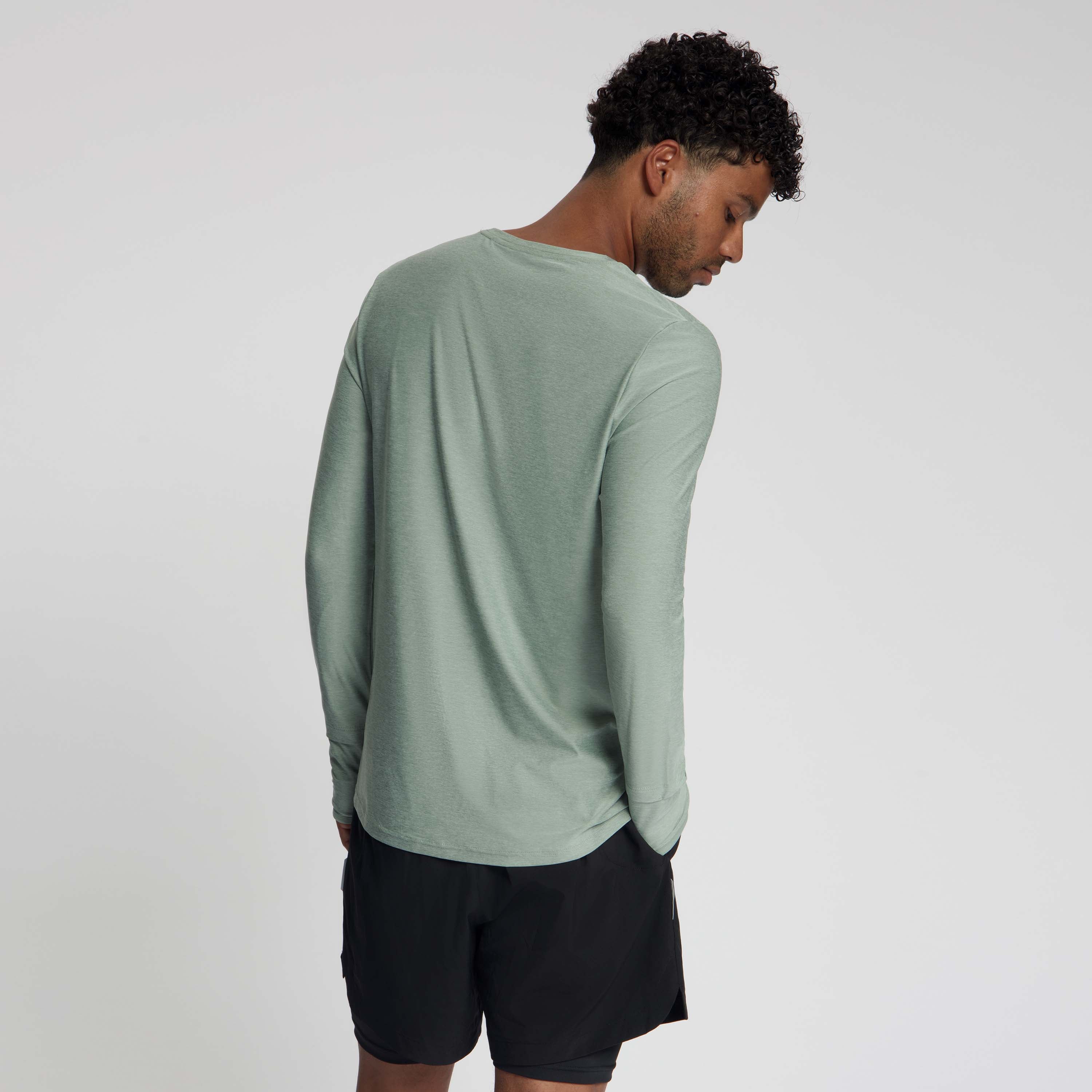 Rogelli Essential hardloopshirt L/S heren slate gedragen achterkant.