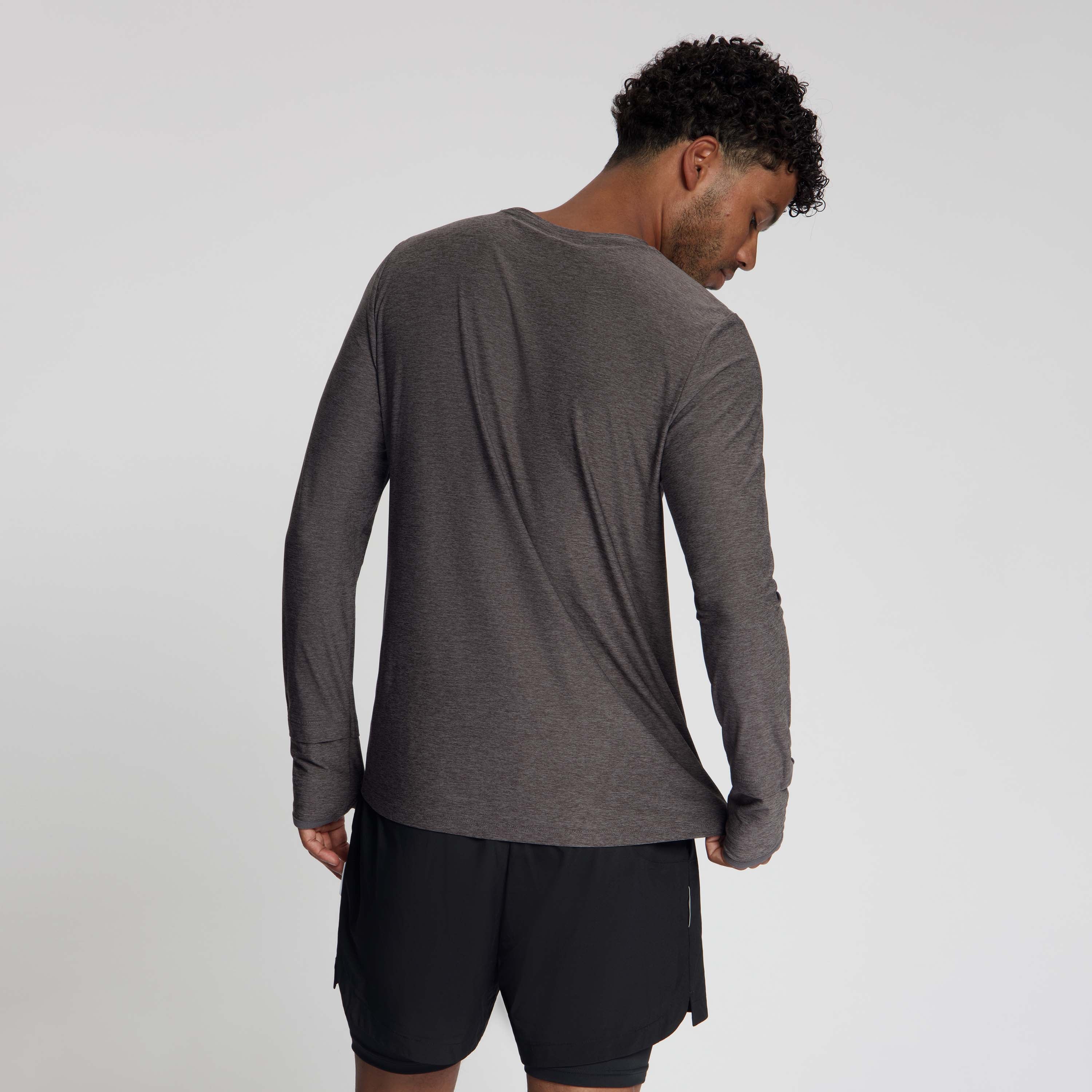 Rogelli Essential hardloopshirt L/S heren plum kitten gedragen achterkant.