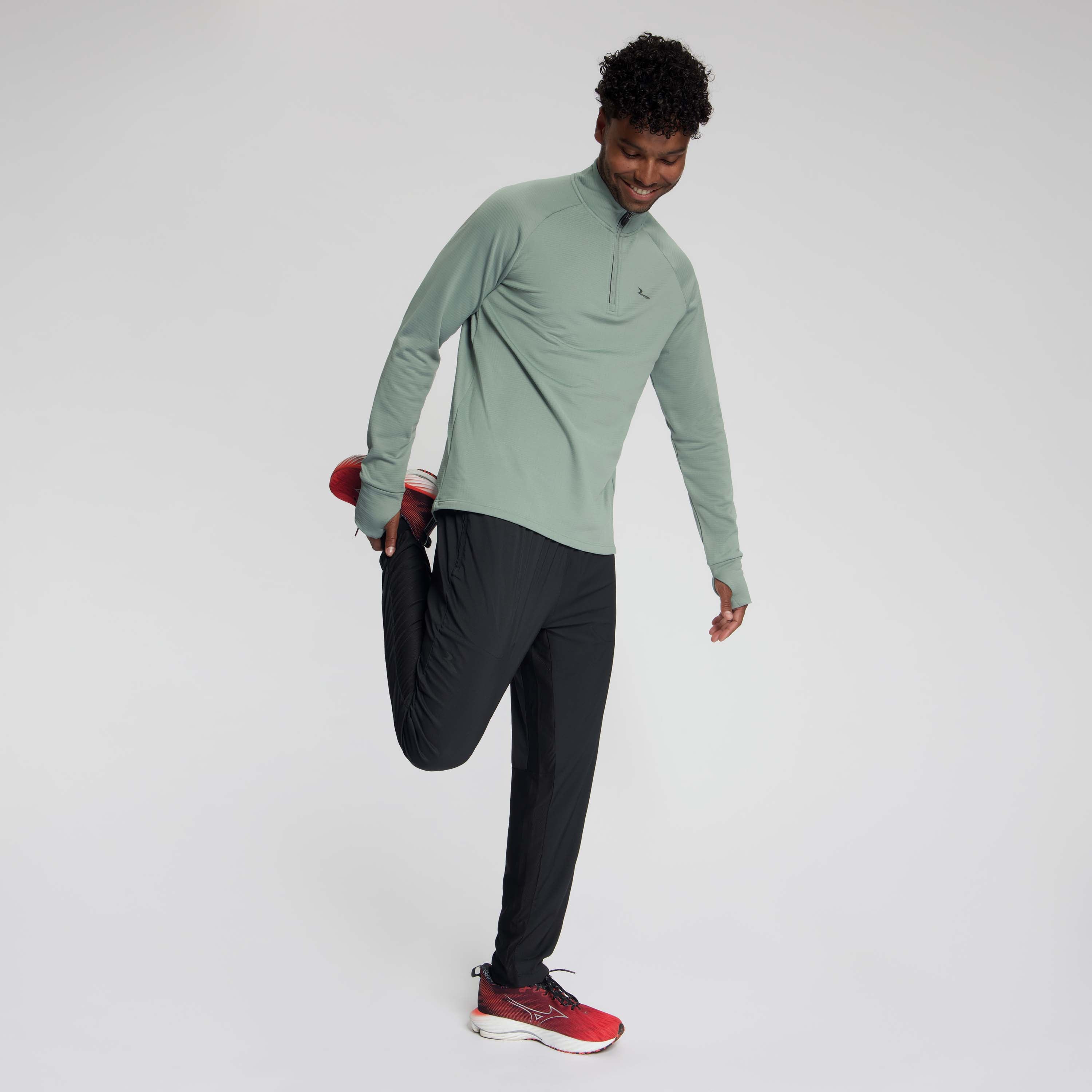 Rogelli Essential hardlooptop heren slate gedragen totaalshot.