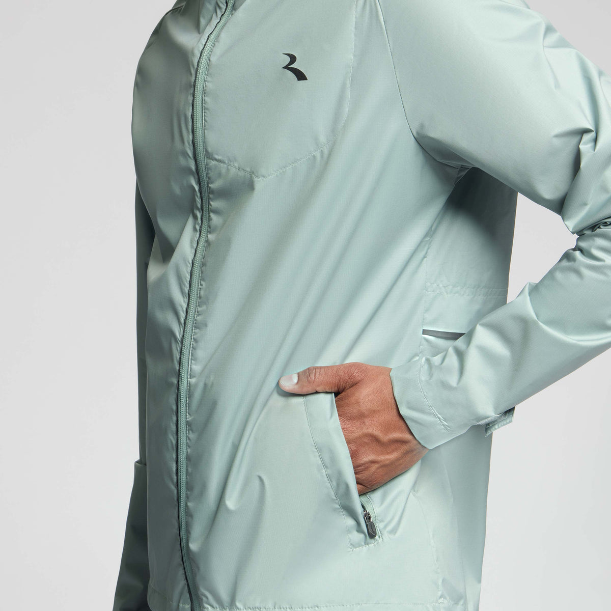 Detail van Rogelli Essential hardloopjack heren slate voorkant.