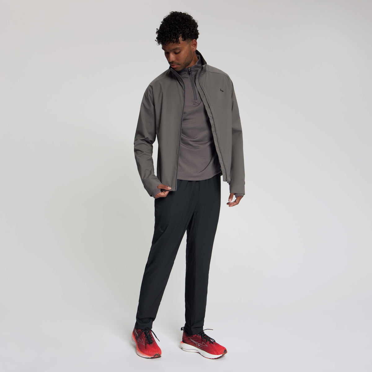 Rogelli Essential hardloopjack heren plum kitten gedragen totaalshot.