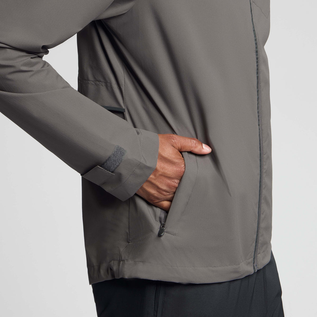 Detail van Rogelli Essential hardloopjack heren plum kitten voorkant.