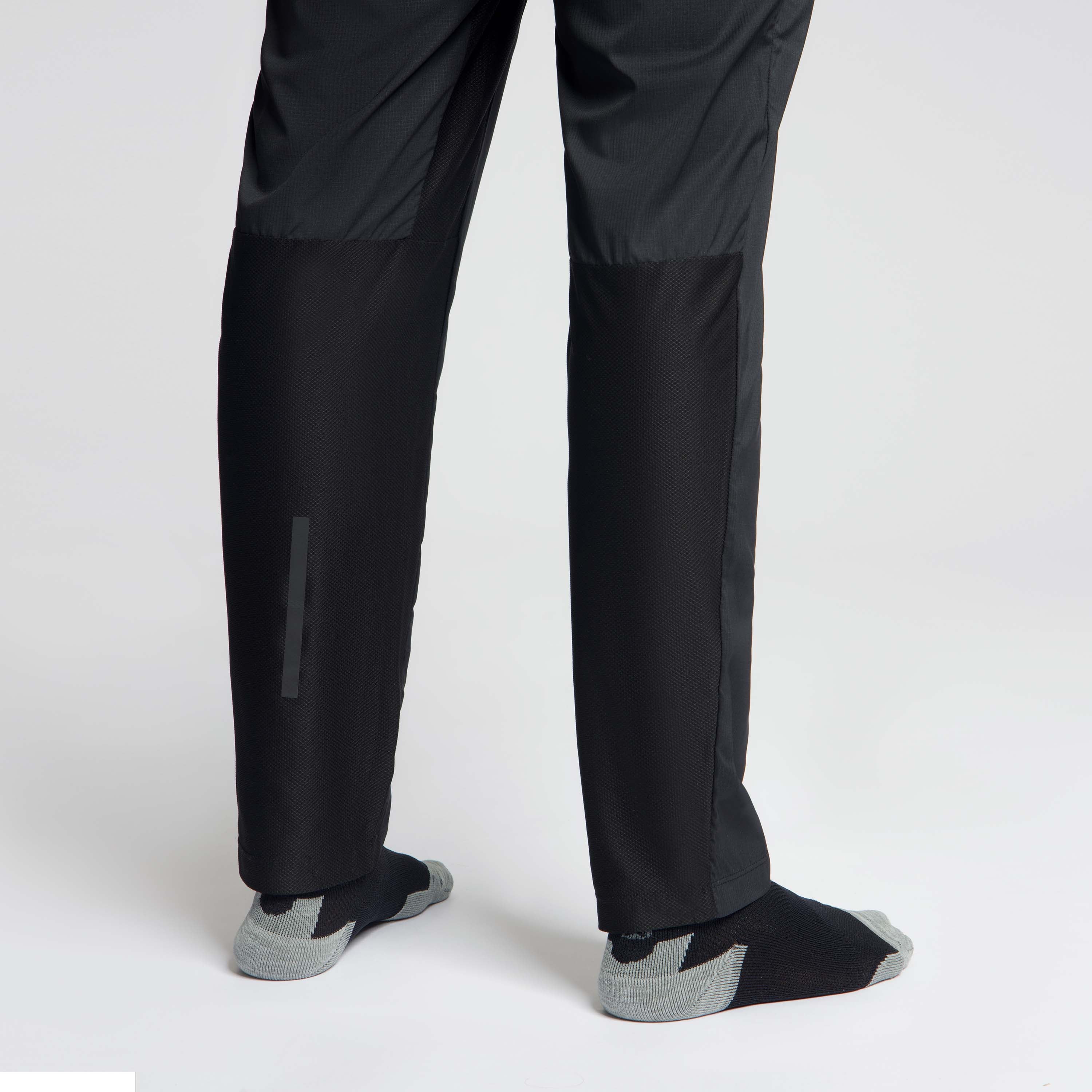 Detail van Rogelli Essential geweven hardloopbroek heren zwart broekspijp.