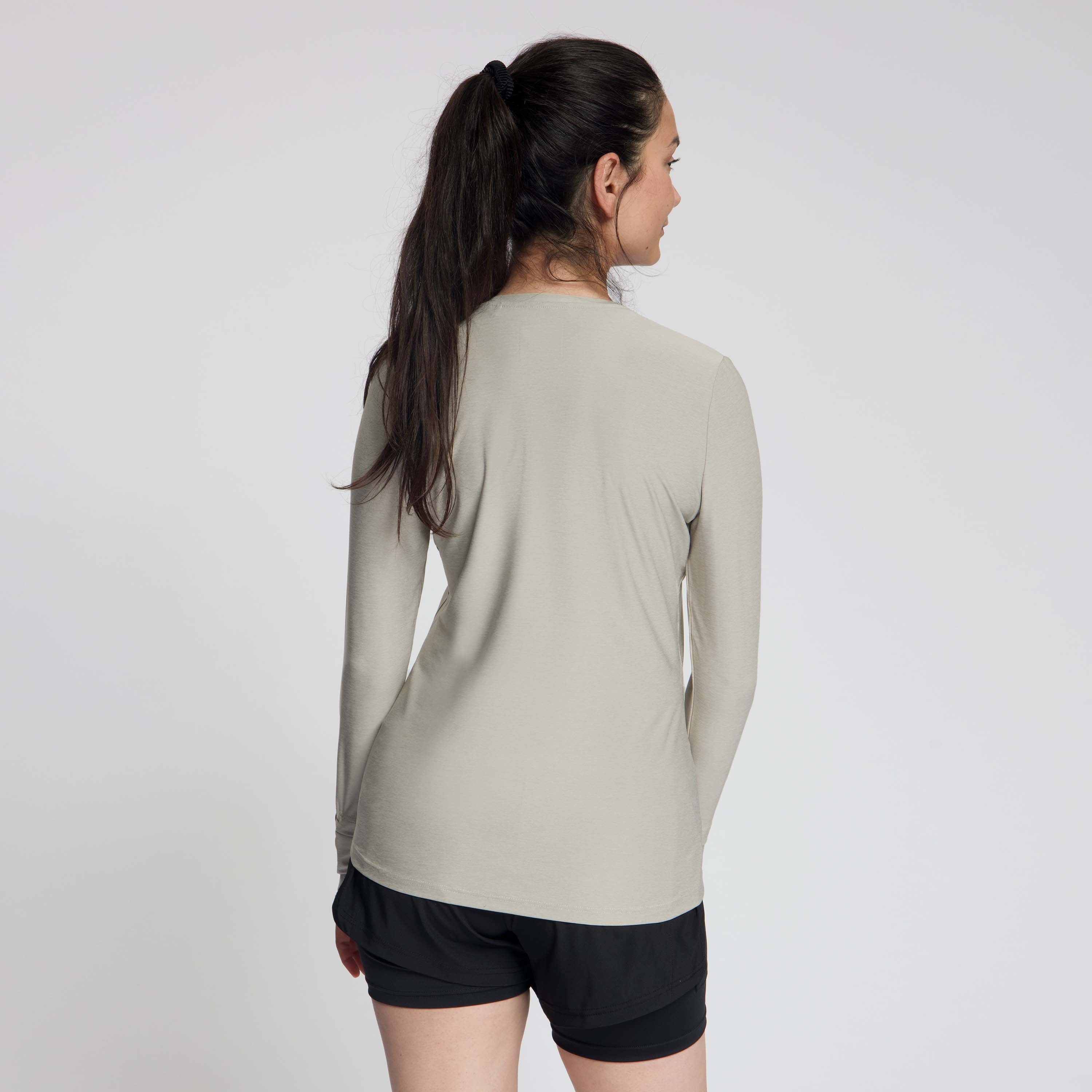 Rogelli Essential hardloopshirt L/S dames zand gedragen achterkant.