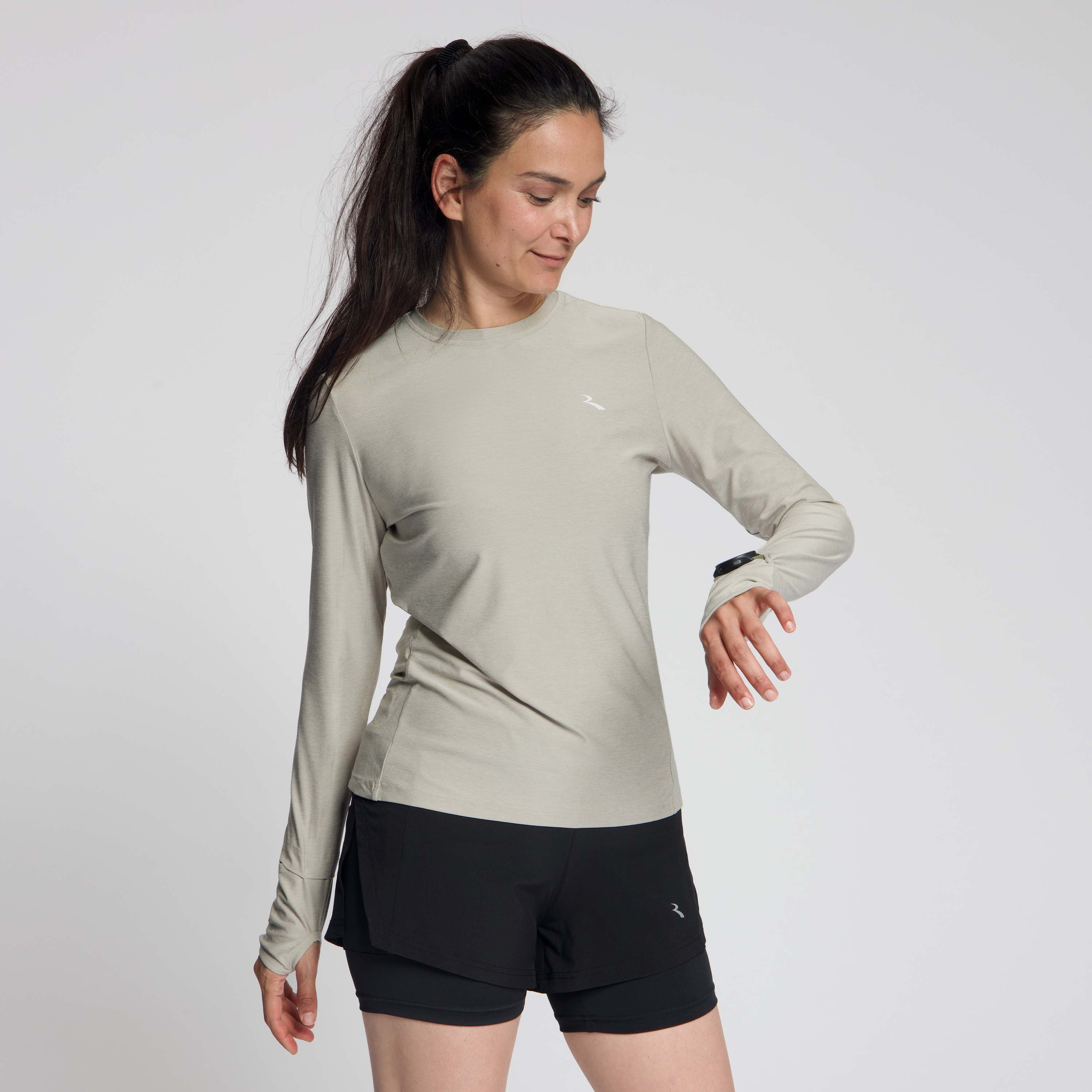 Detail van Rogelli Essential hardloopshirt L/S dames zand mouw.