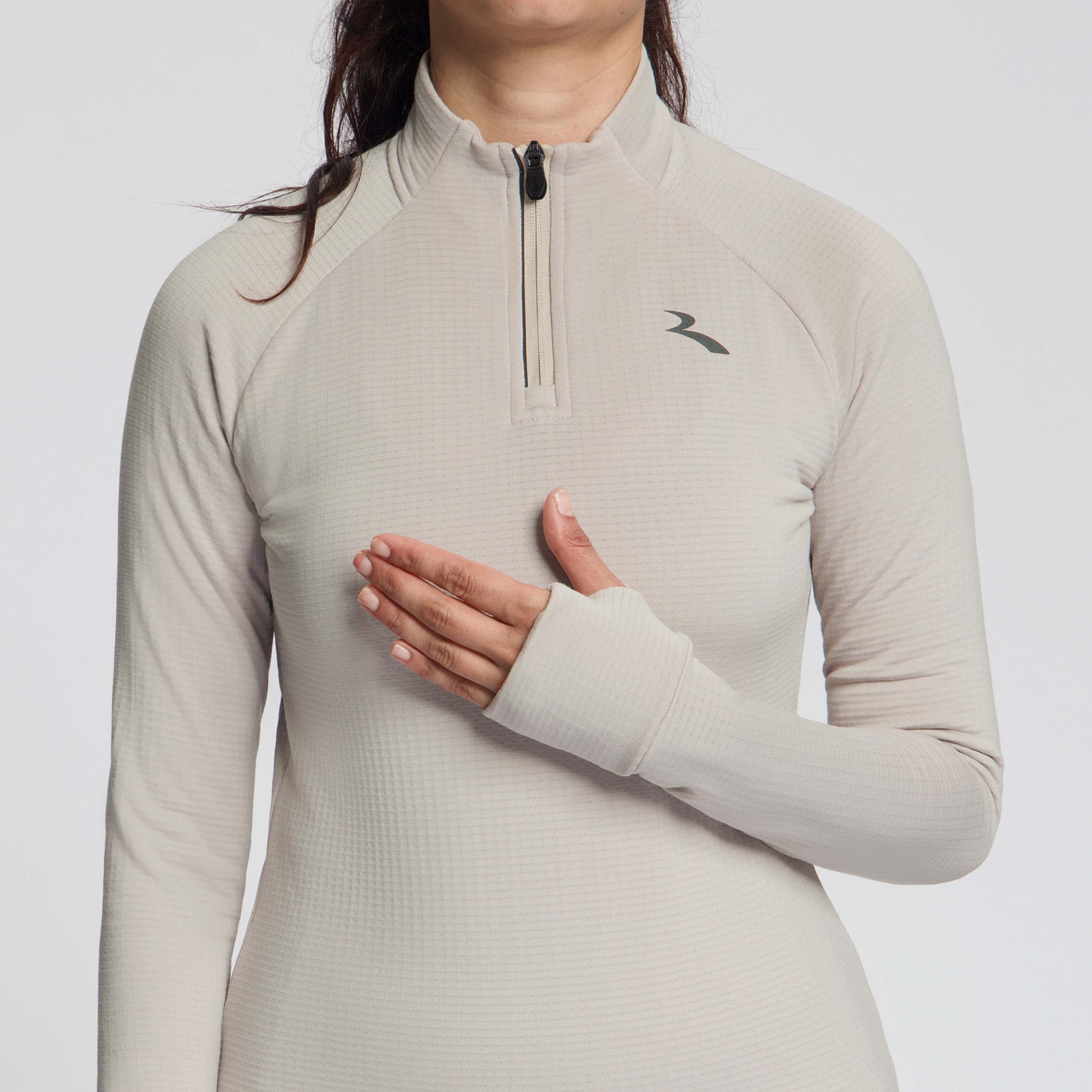 Detail van Rogelli Essential hardloopshirt L/S dames zand voorkant.