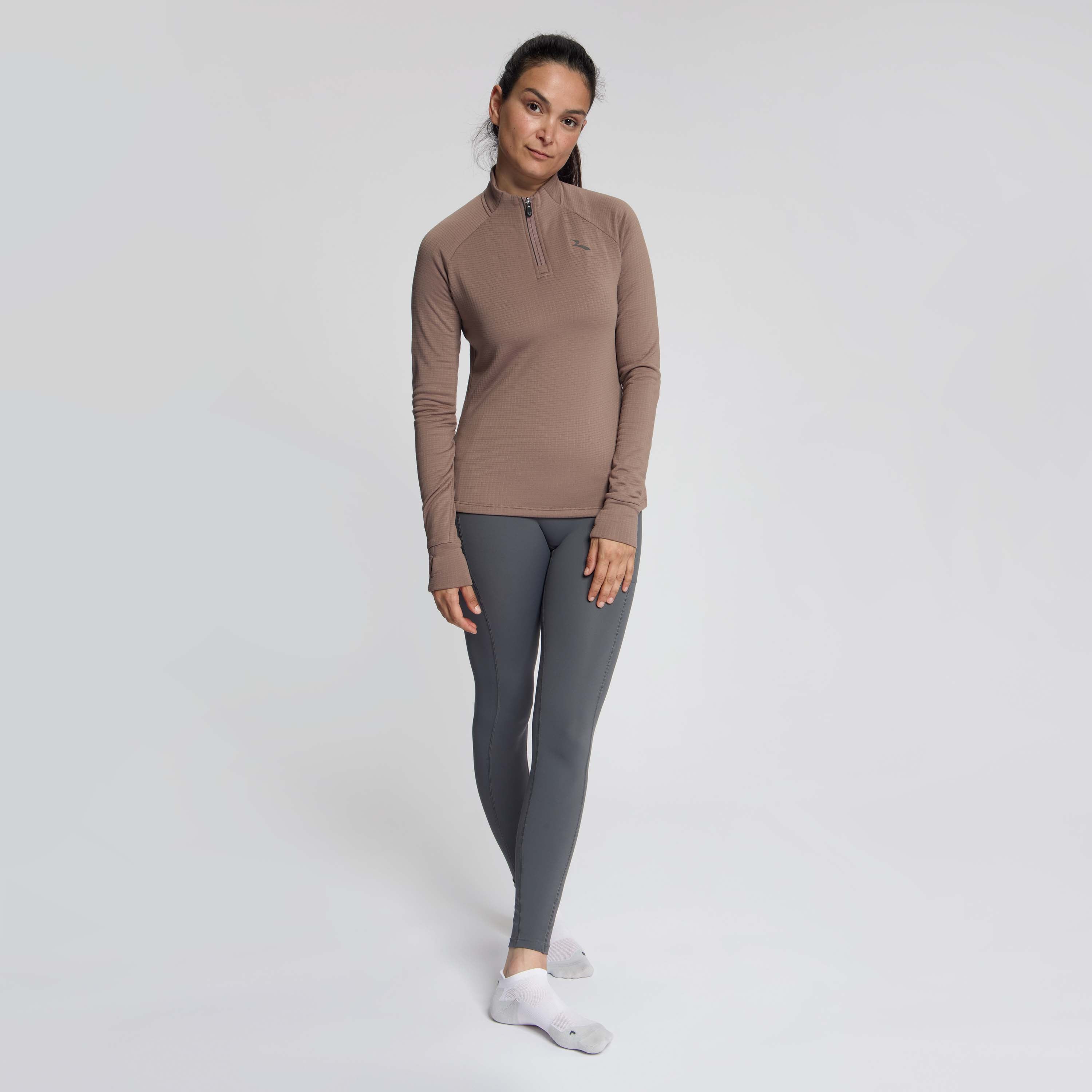 Rogelli Essential hardlooptop L/S dames mocha gedragen totaalshot.