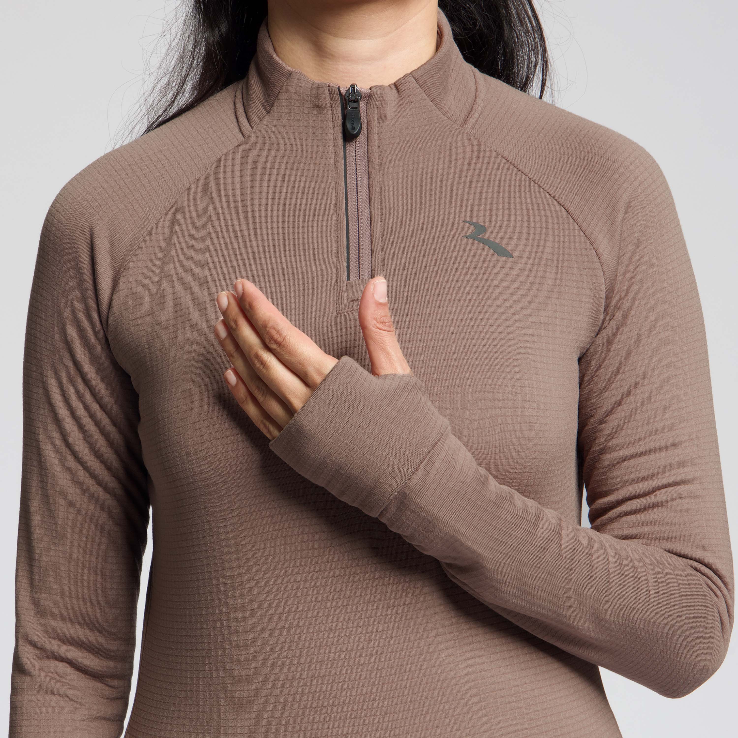 Detail van Rogelli Essential hardlooptop L/S dames mocha voorkant.