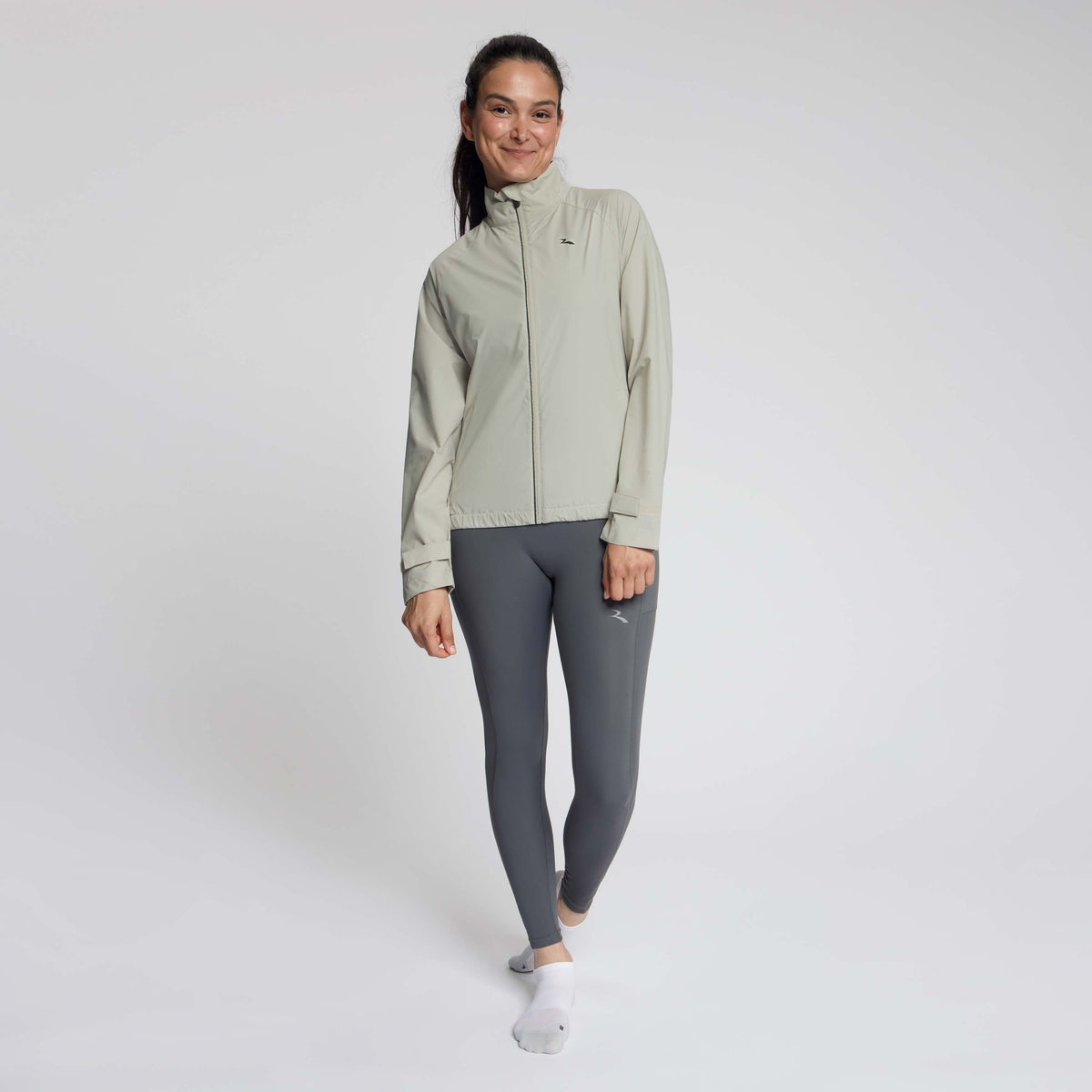 Rogelli Essential hardloopjack L/S dames zand gedragen totaalshot.
